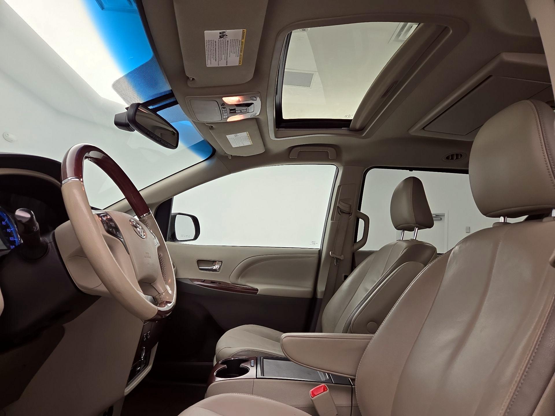 Thumbnail: 2014 Toyota Sienna - 20