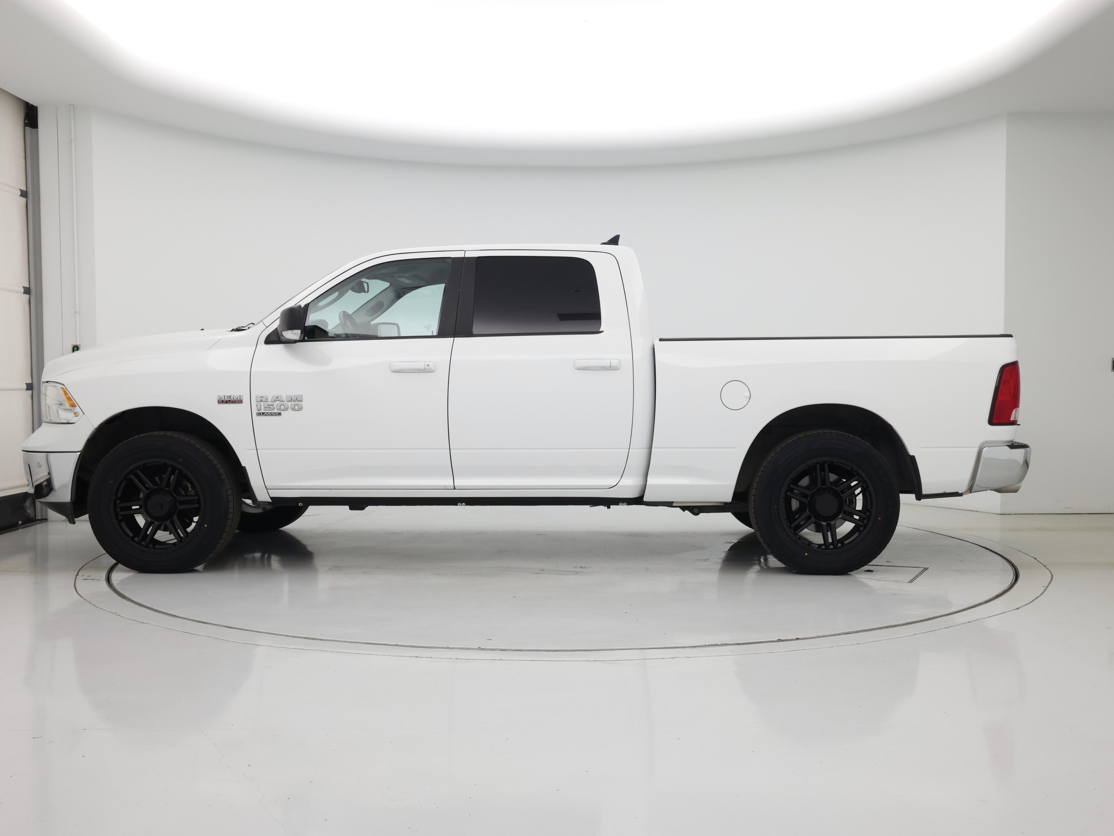 Thumbnail: 2019 RAM 1500 Classic - 3
