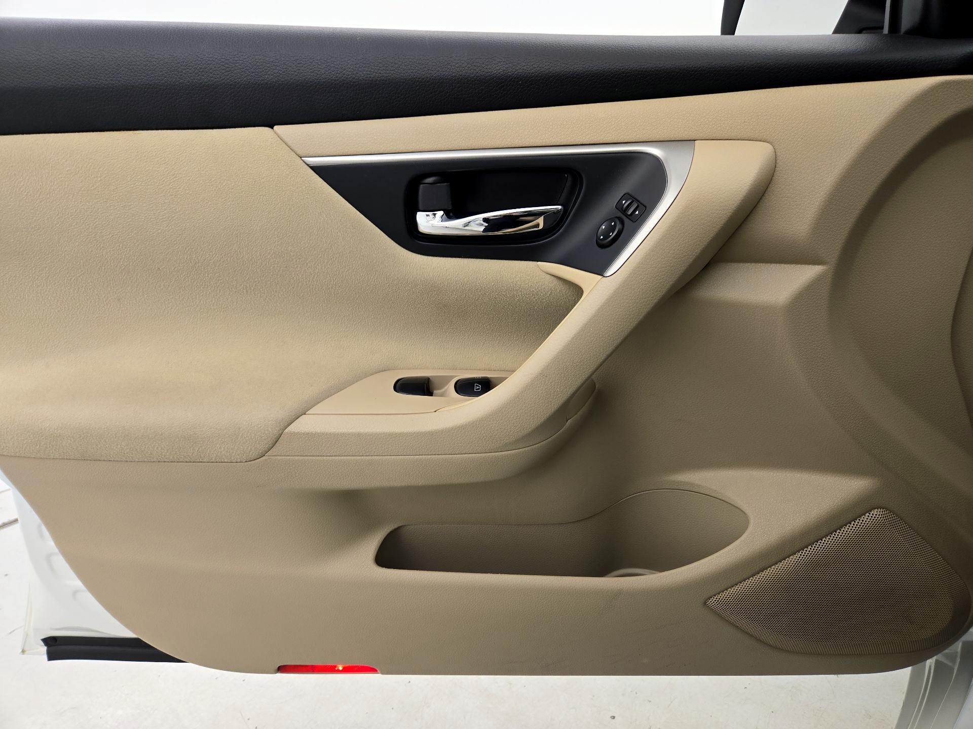 Thumbnail: 2015 Nissan Altima - 12