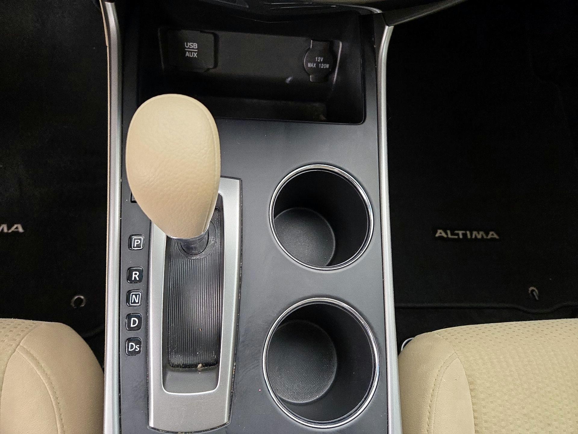 Thumbnail: 2015 Nissan Altima - 17