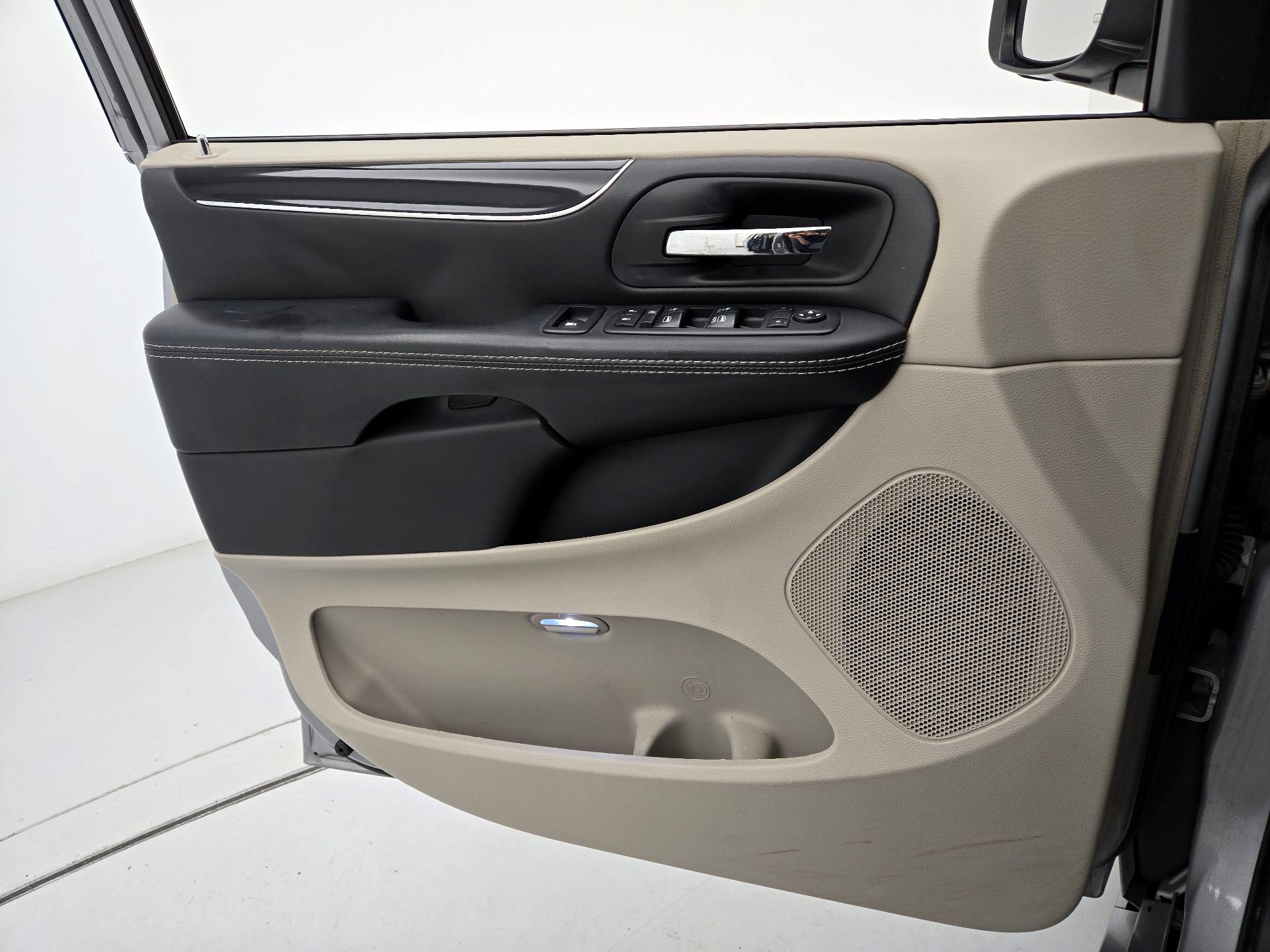 Thumbnail: 2017 Dodge Grand Caravan - 12