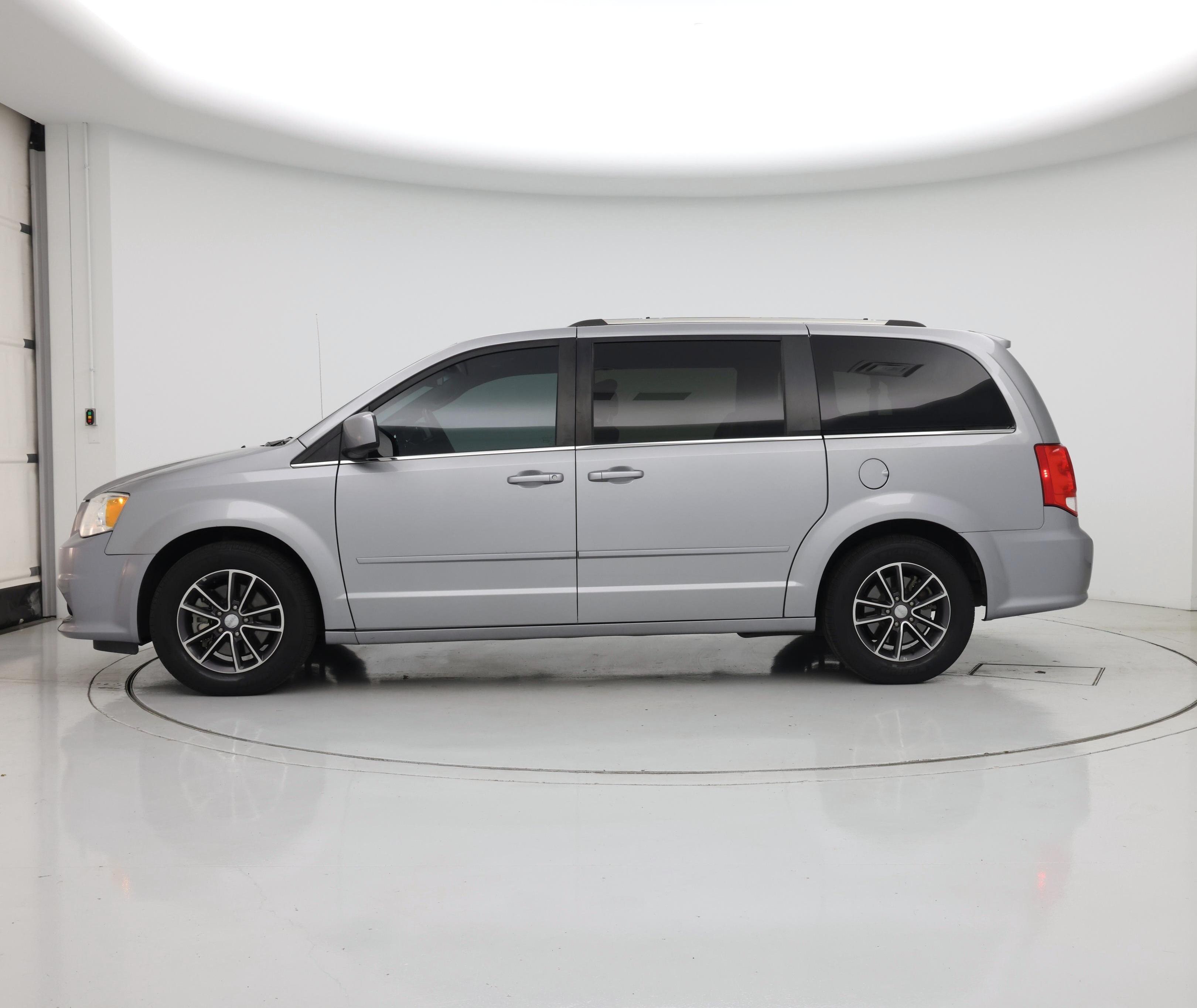 Thumbnail: 2017 Dodge Grand Caravan - 3