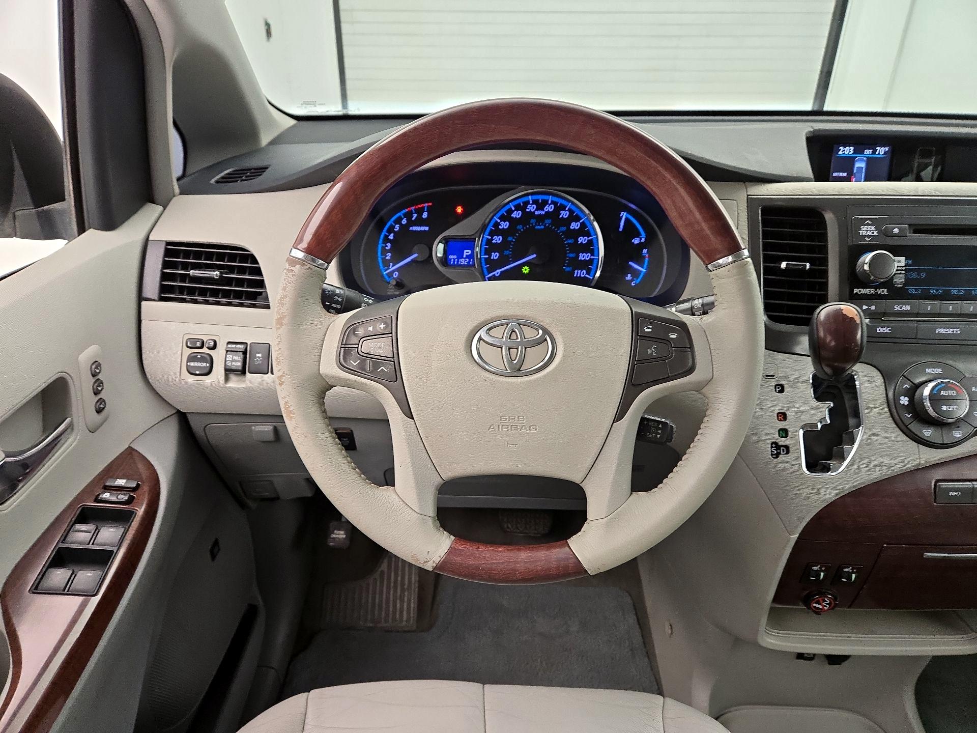 Thumbnail: 2014 Toyota Sienna - 10