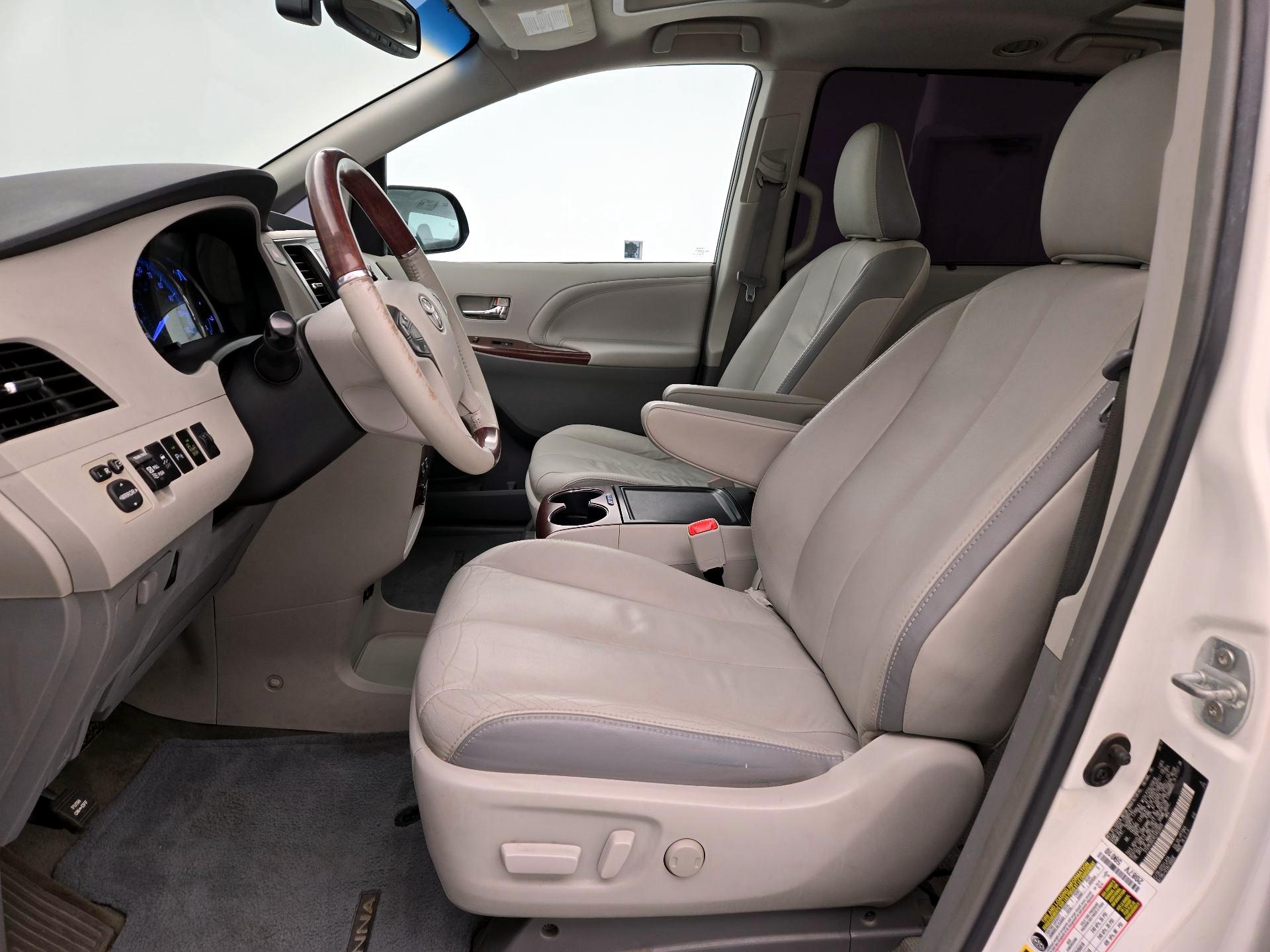 Thumbnail: 2014 Toyota Sienna - 11