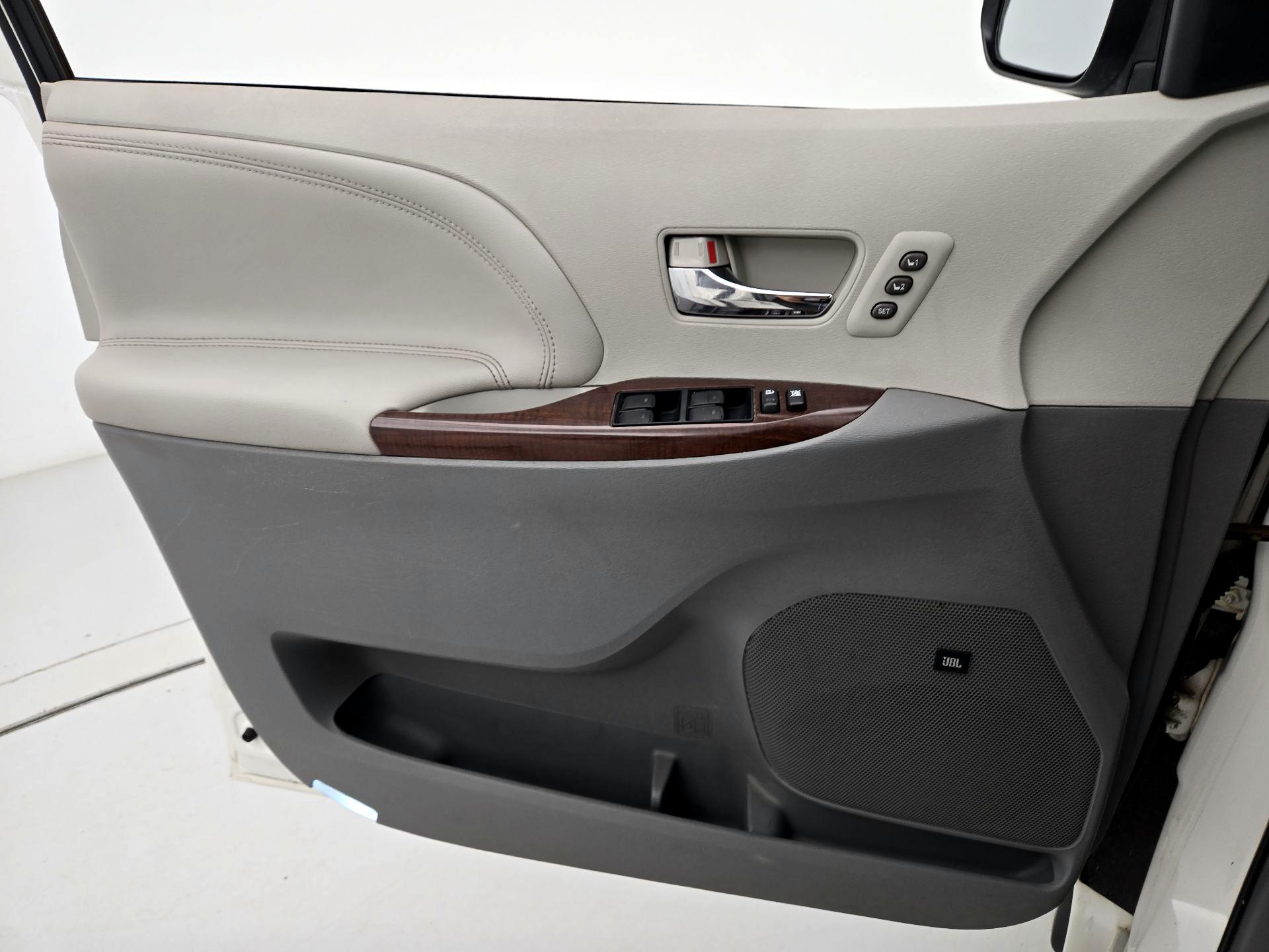 Thumbnail: 2014 Toyota Sienna - 12