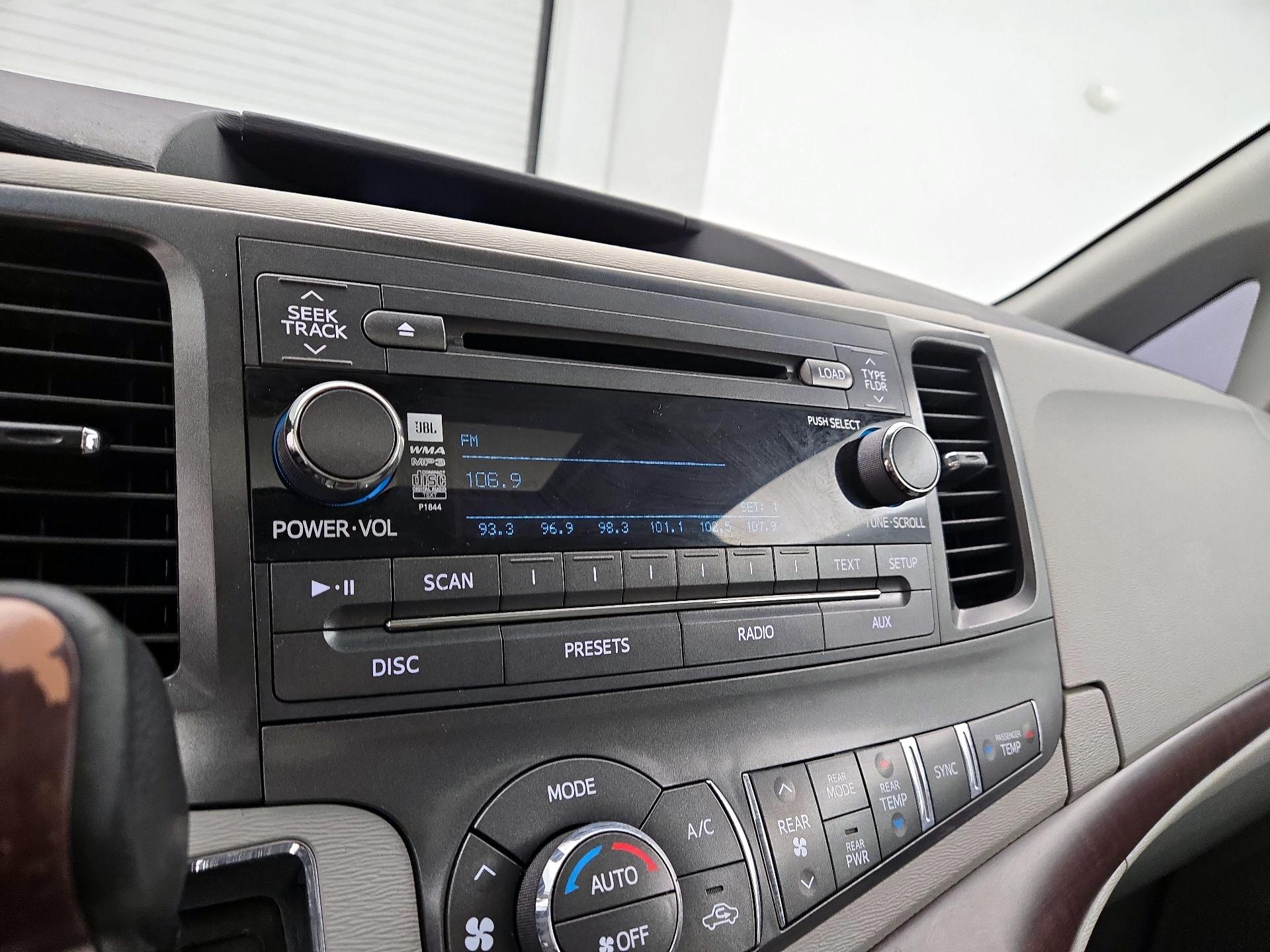 Thumbnail: 2014 Toyota Sienna - 15