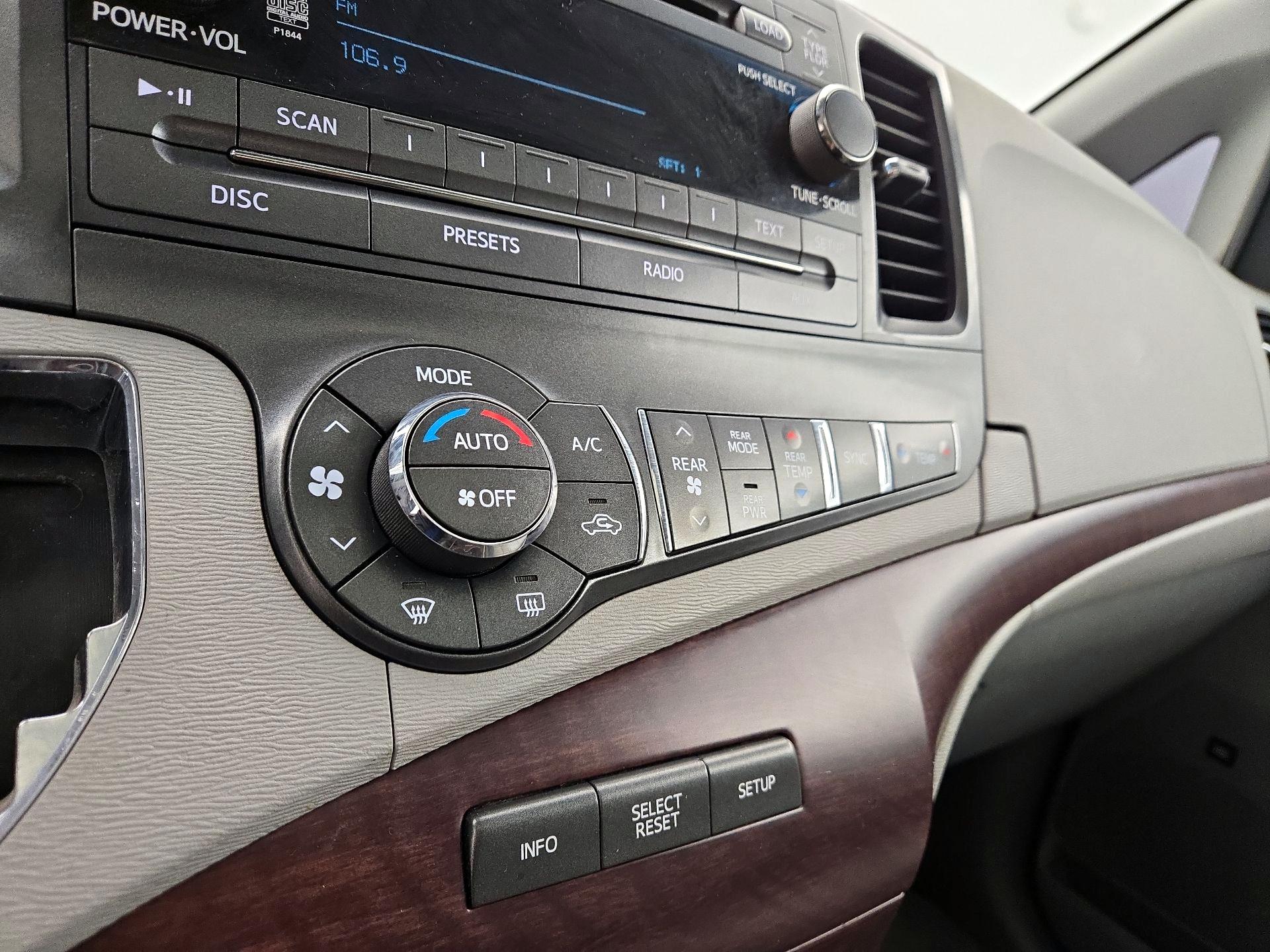 Thumbnail: 2014 Toyota Sienna - 16