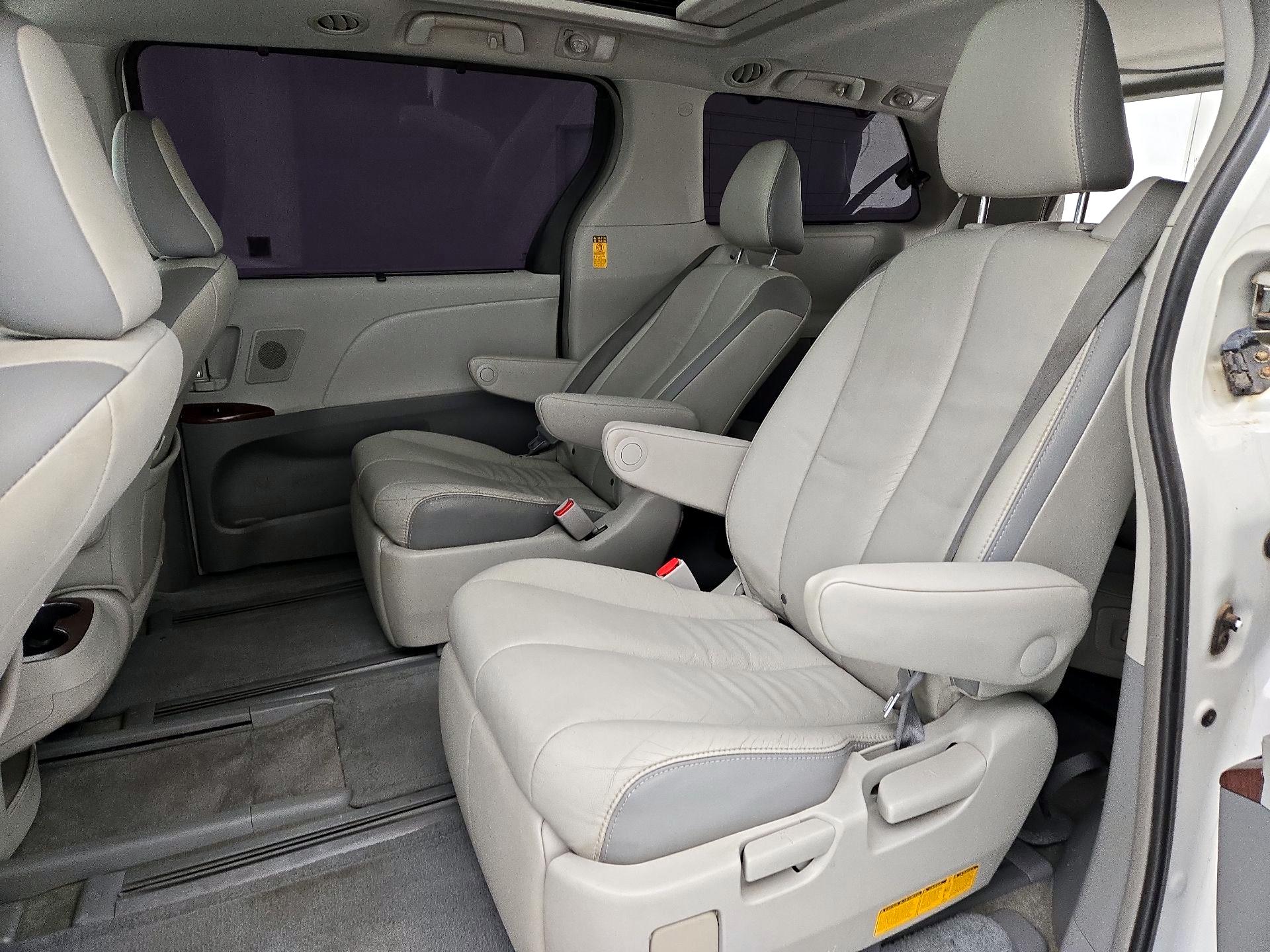 Thumbnail: 2014 Toyota Sienna - 20