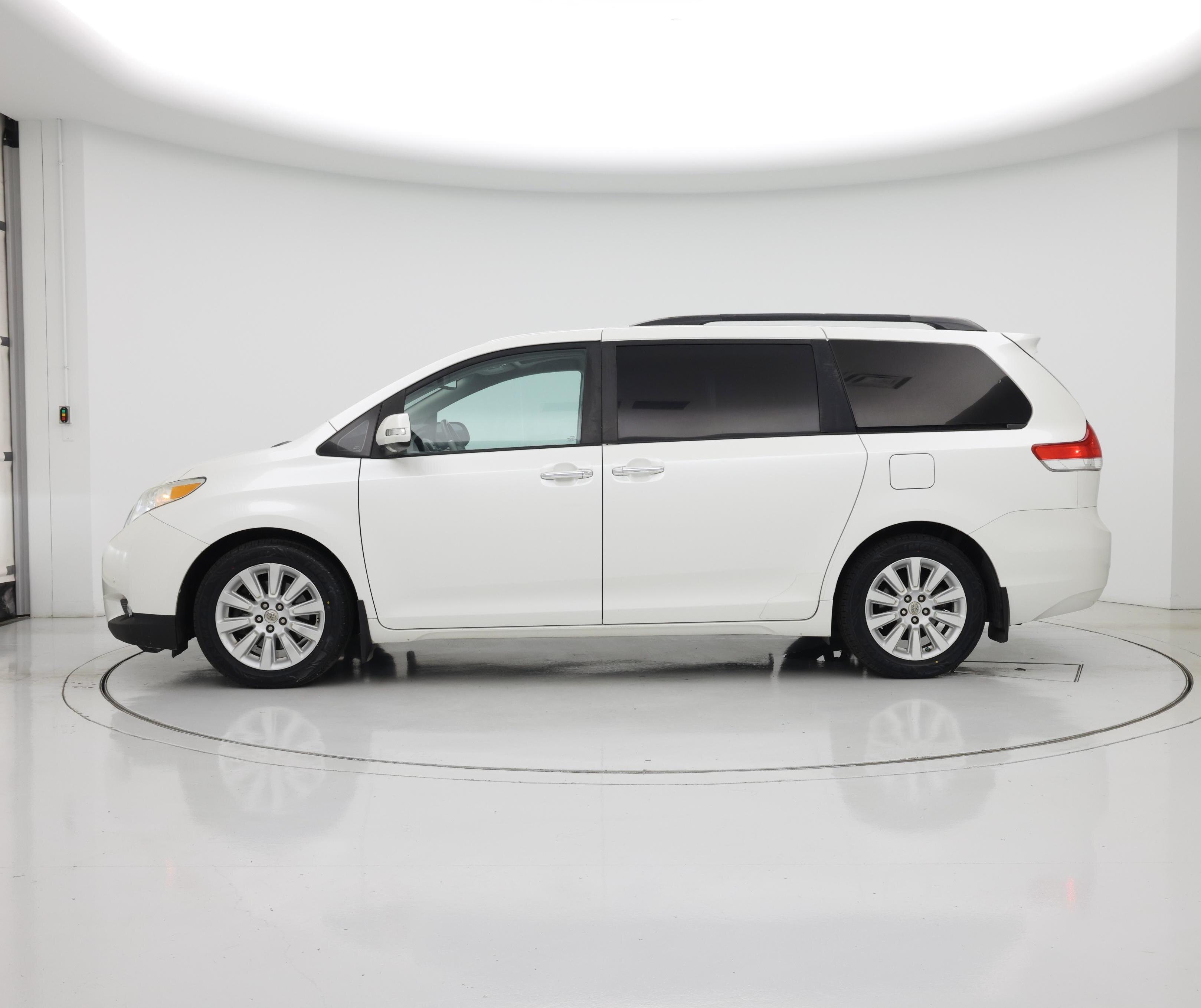 Thumbnail: 2014 Toyota Sienna - 3