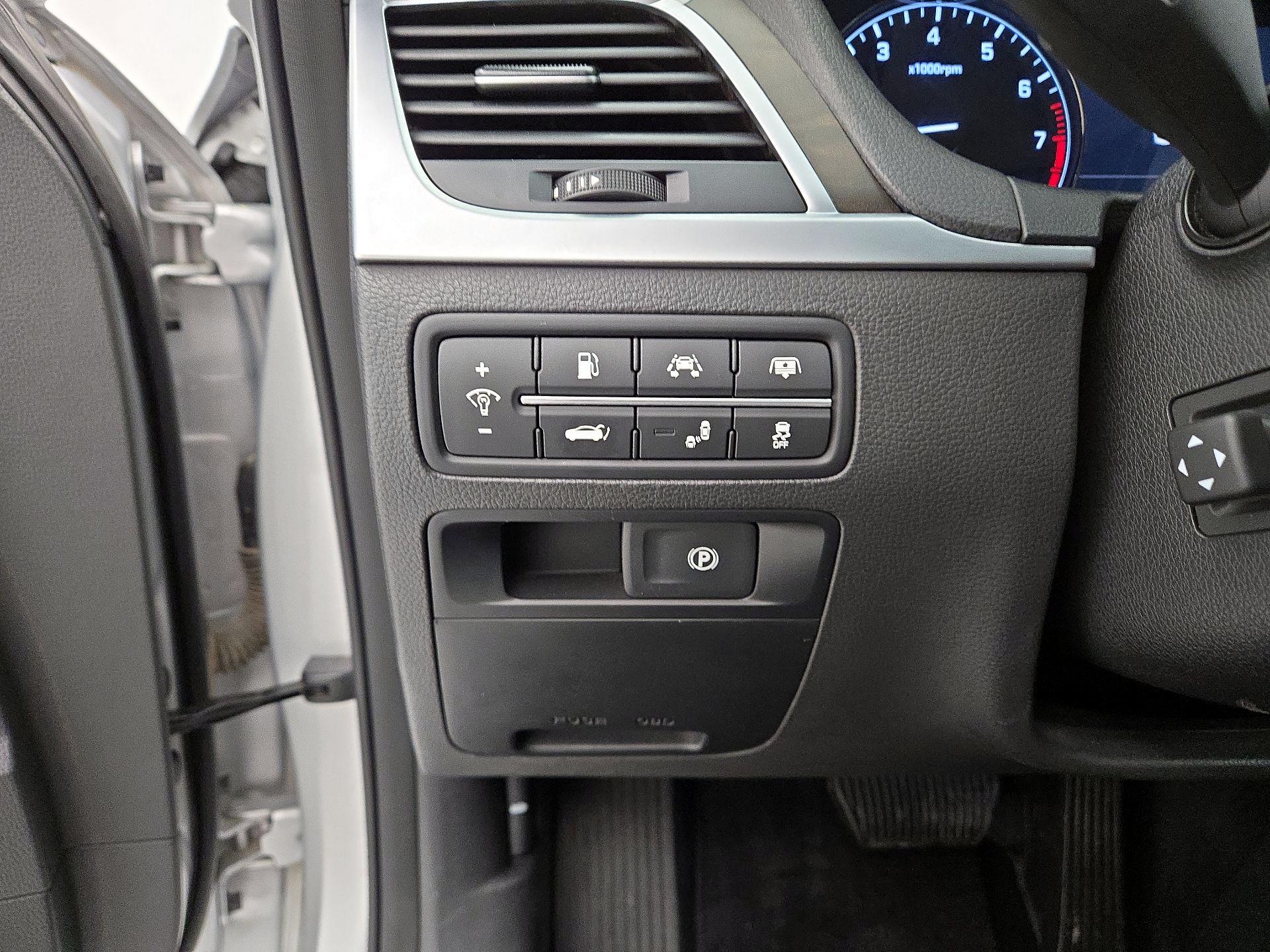 Thumbnail: 2017 Genesis G80 - 13