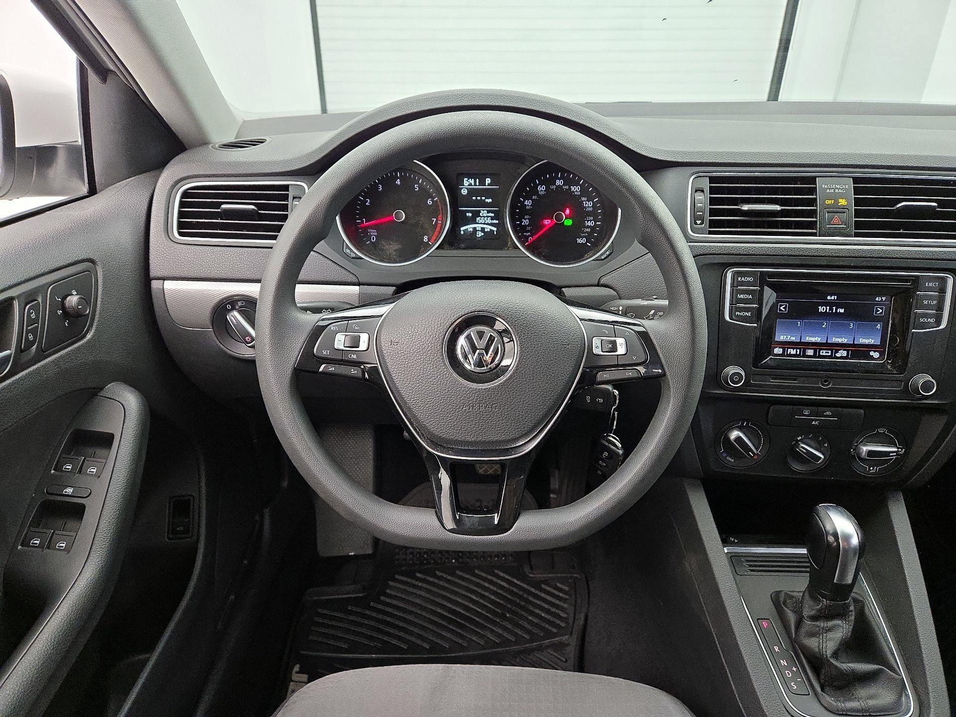 Thumbnail: 2017 Volkswagen Jetta - 10