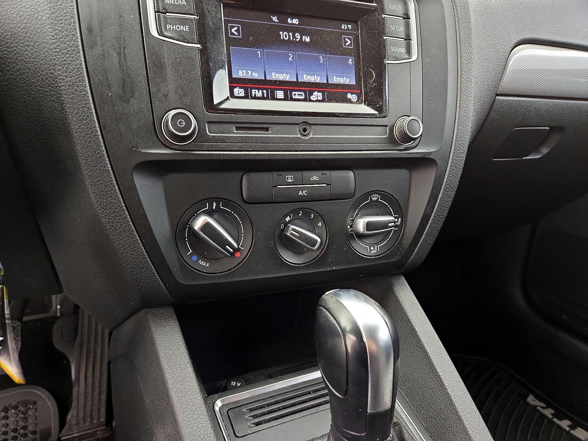 Thumbnail: 2017 Volkswagen Jetta - 16