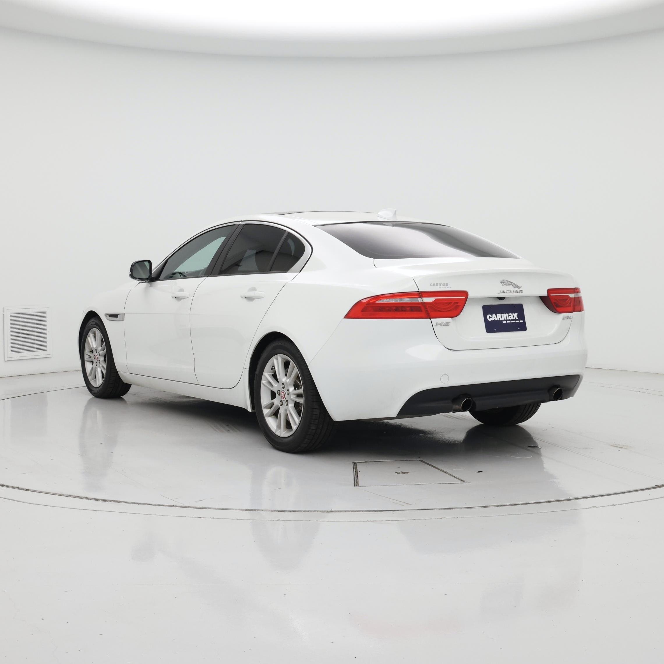 Thumbnail: 2017 Jaguar XE - 2