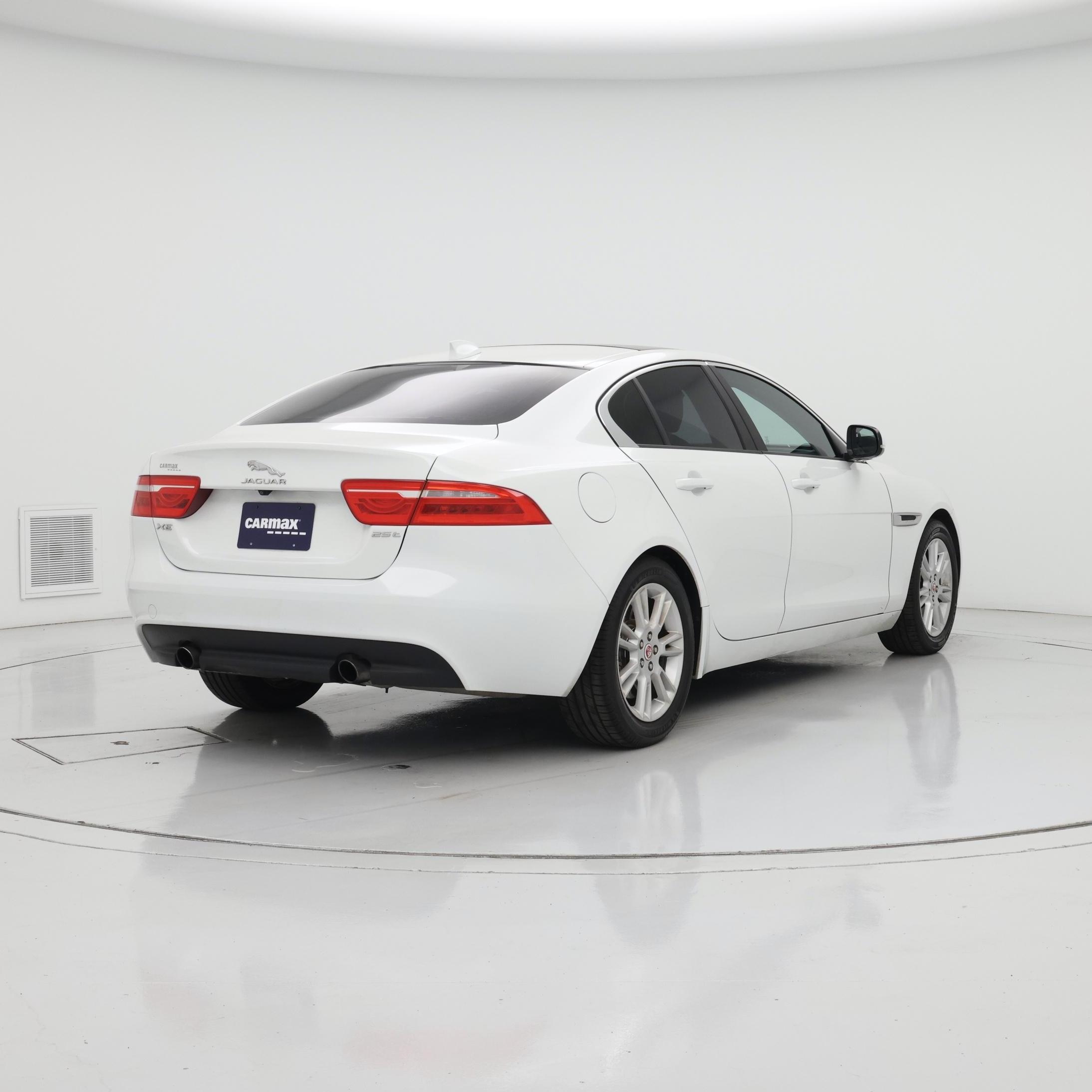 Thumbnail: 2017 Jaguar XE - 8