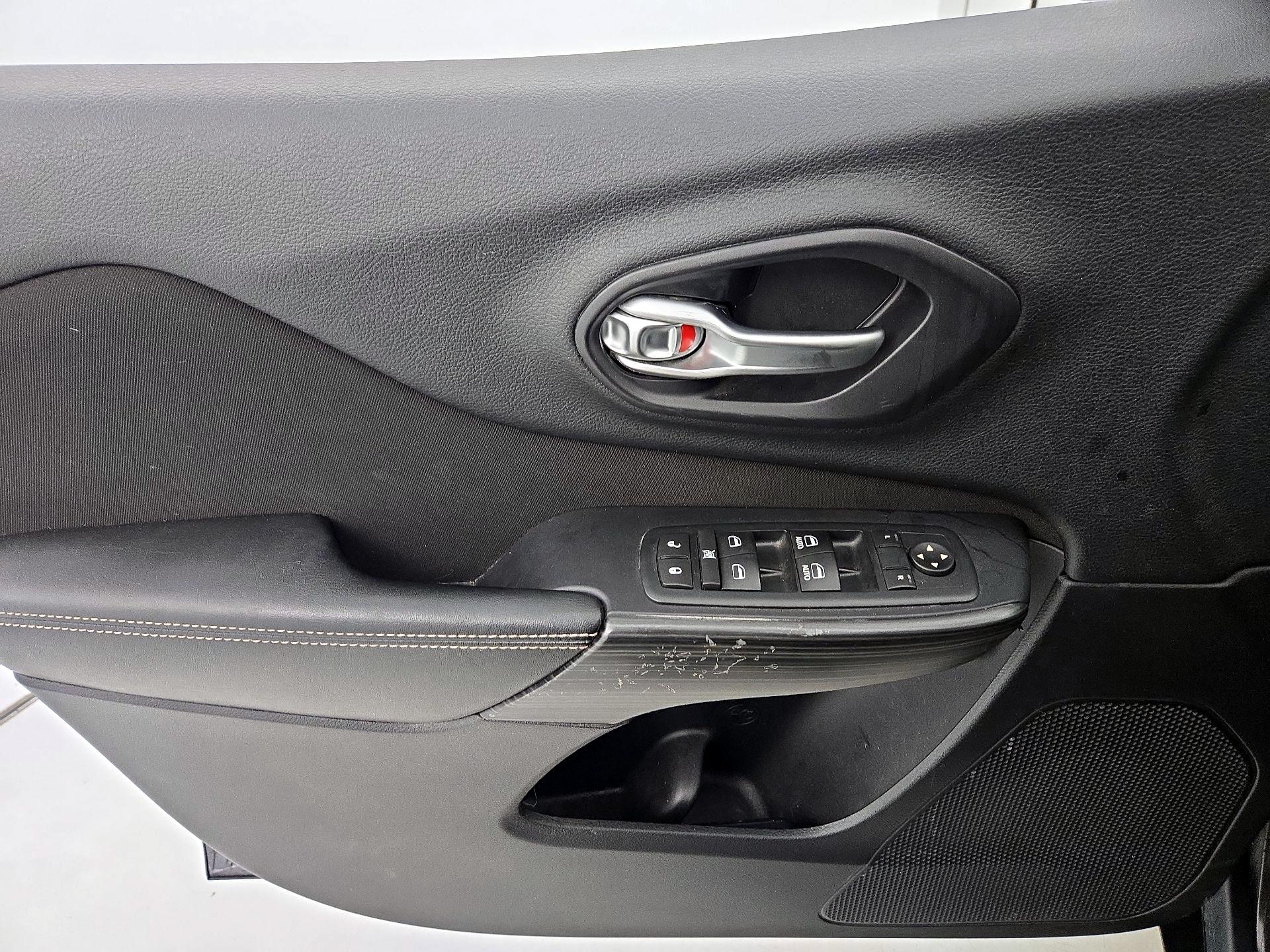 Thumbnail: 2016 Jeep Cherokee - 12