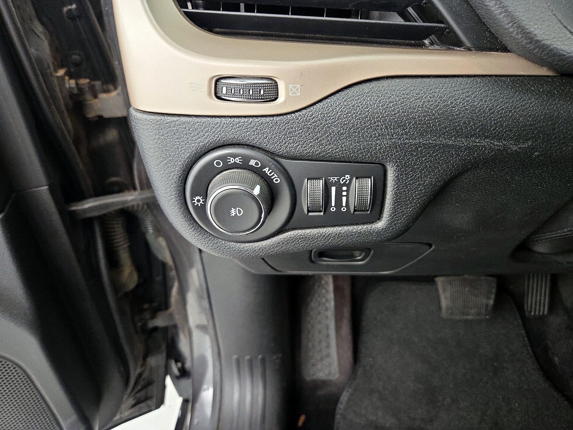 Thumbnail: 2016 Jeep Cherokee - 13