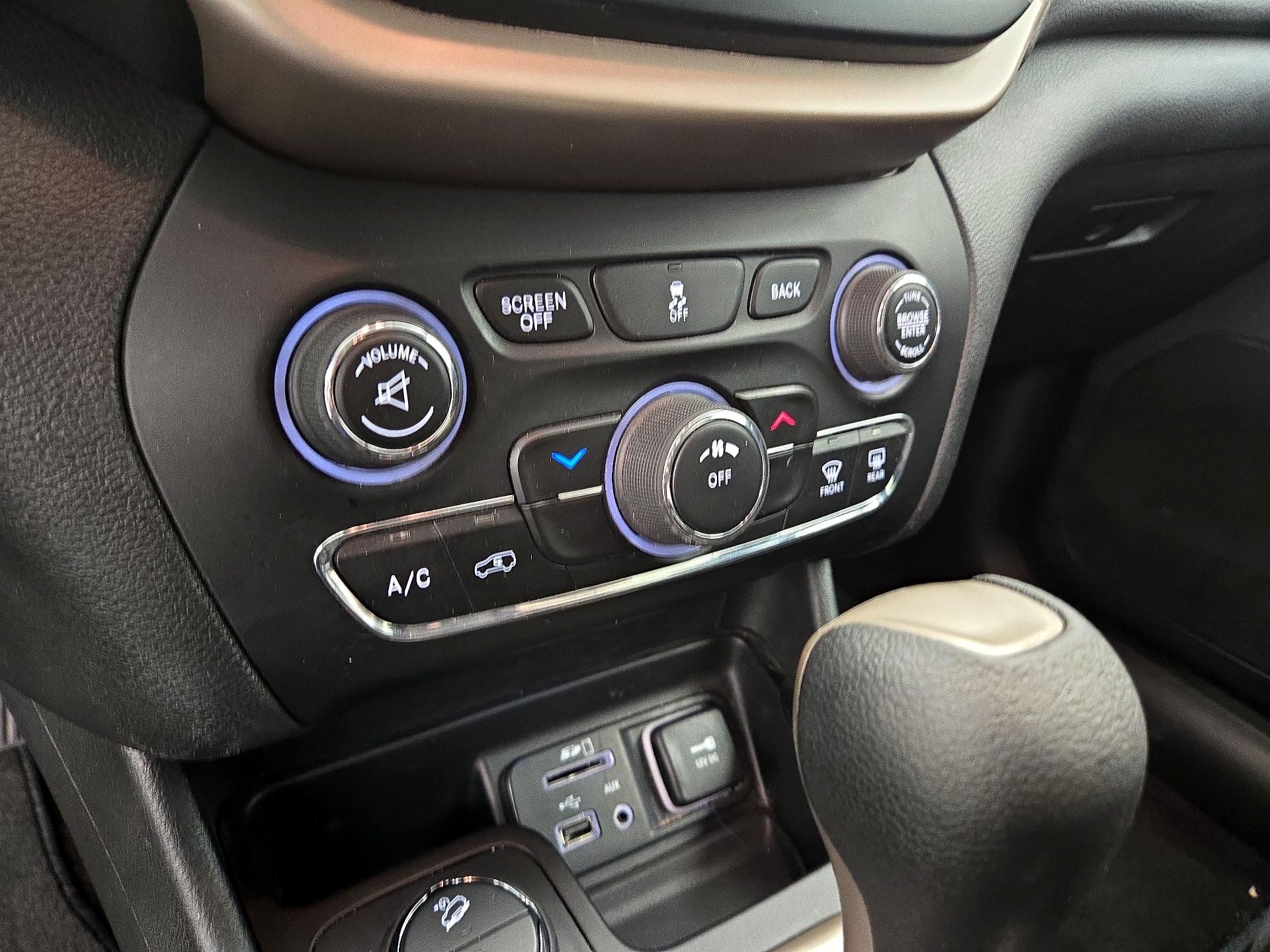 Thumbnail: 2016 Jeep Cherokee - 17