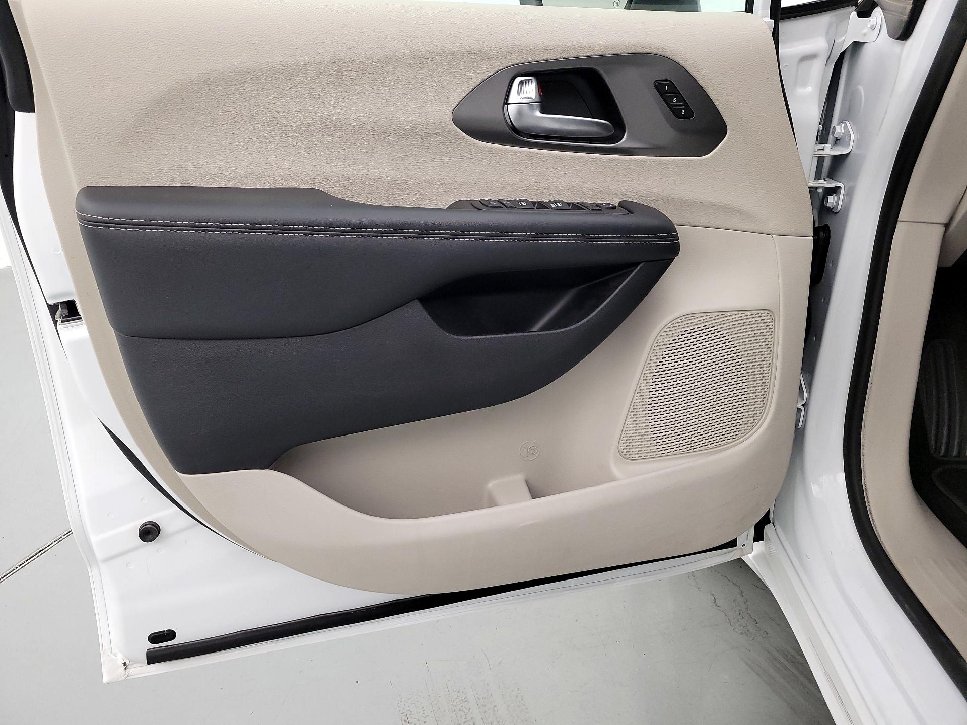 Thumbnail: 2023 Chrysler Pacifica - 10