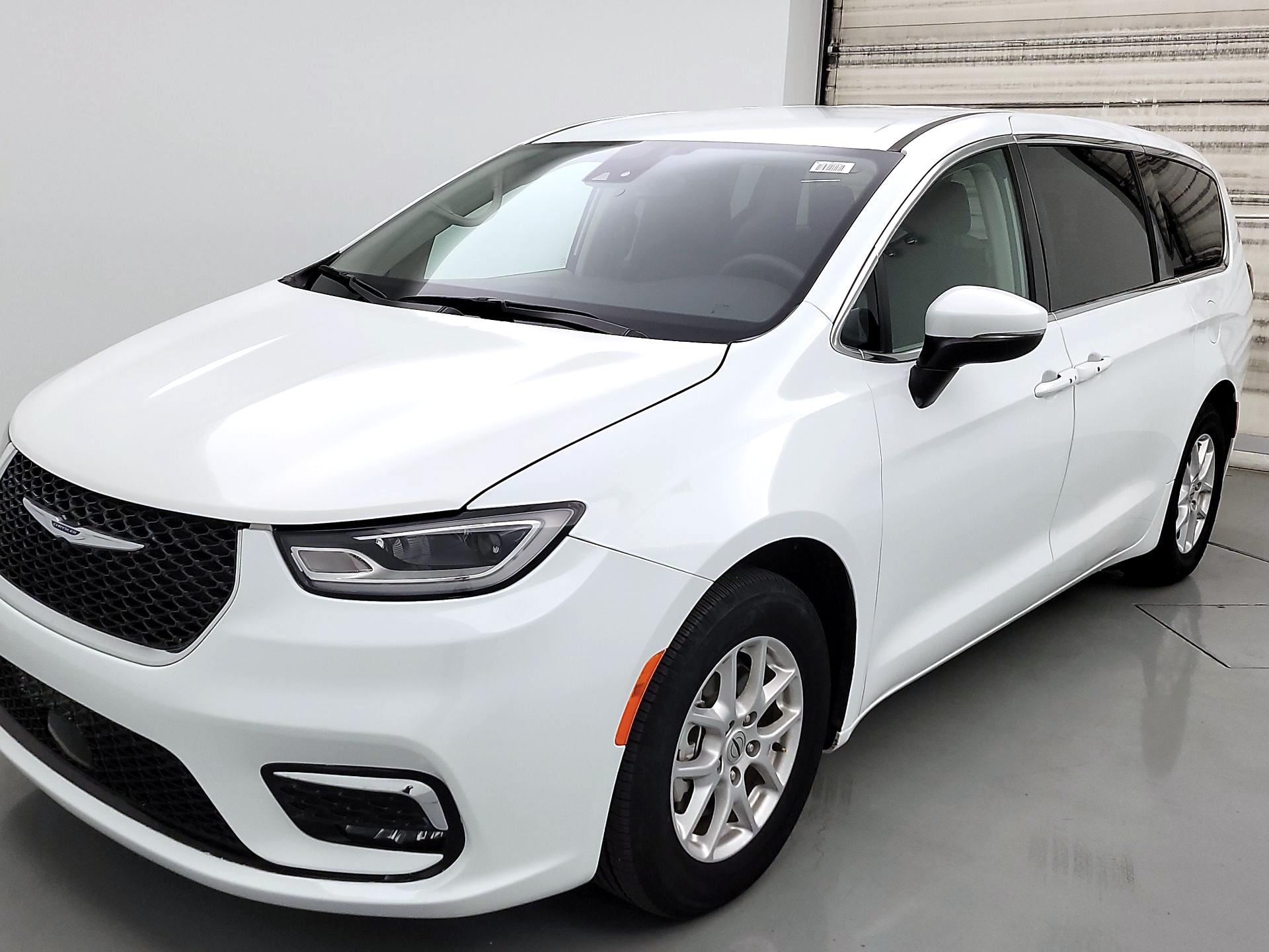 Thumbnail: 2023 Chrysler Pacifica - 3