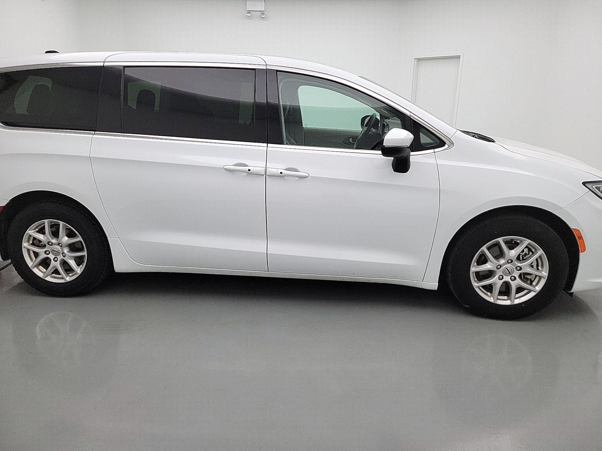 Thumbnail: 2023 Chrysler Pacifica - 4