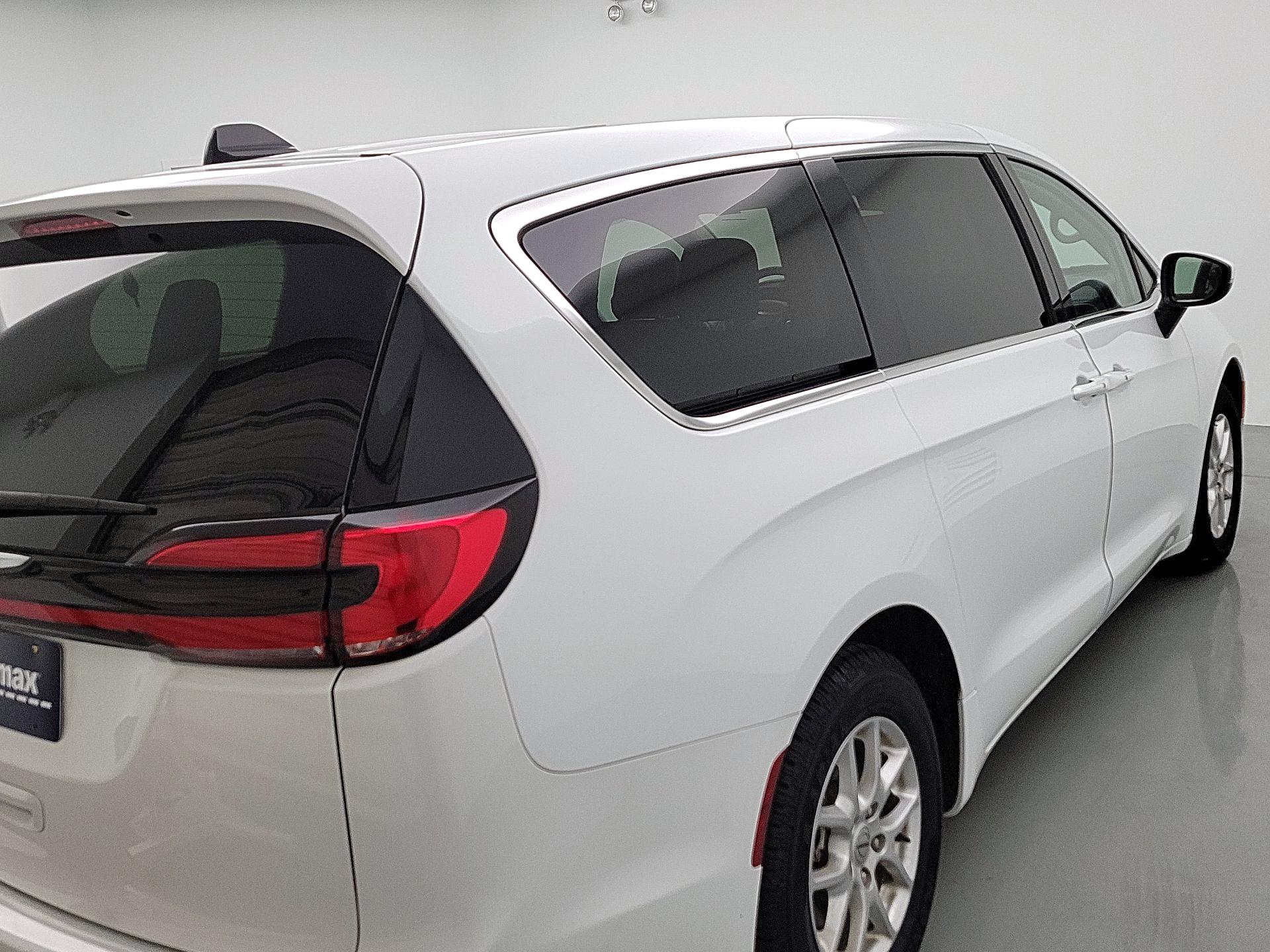 Thumbnail: 2023 Chrysler Pacifica - 5