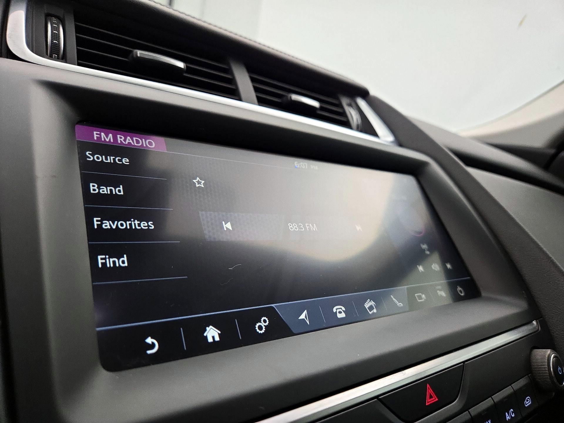 Thumbnail: 2019 Jaguar E-Pace - 16