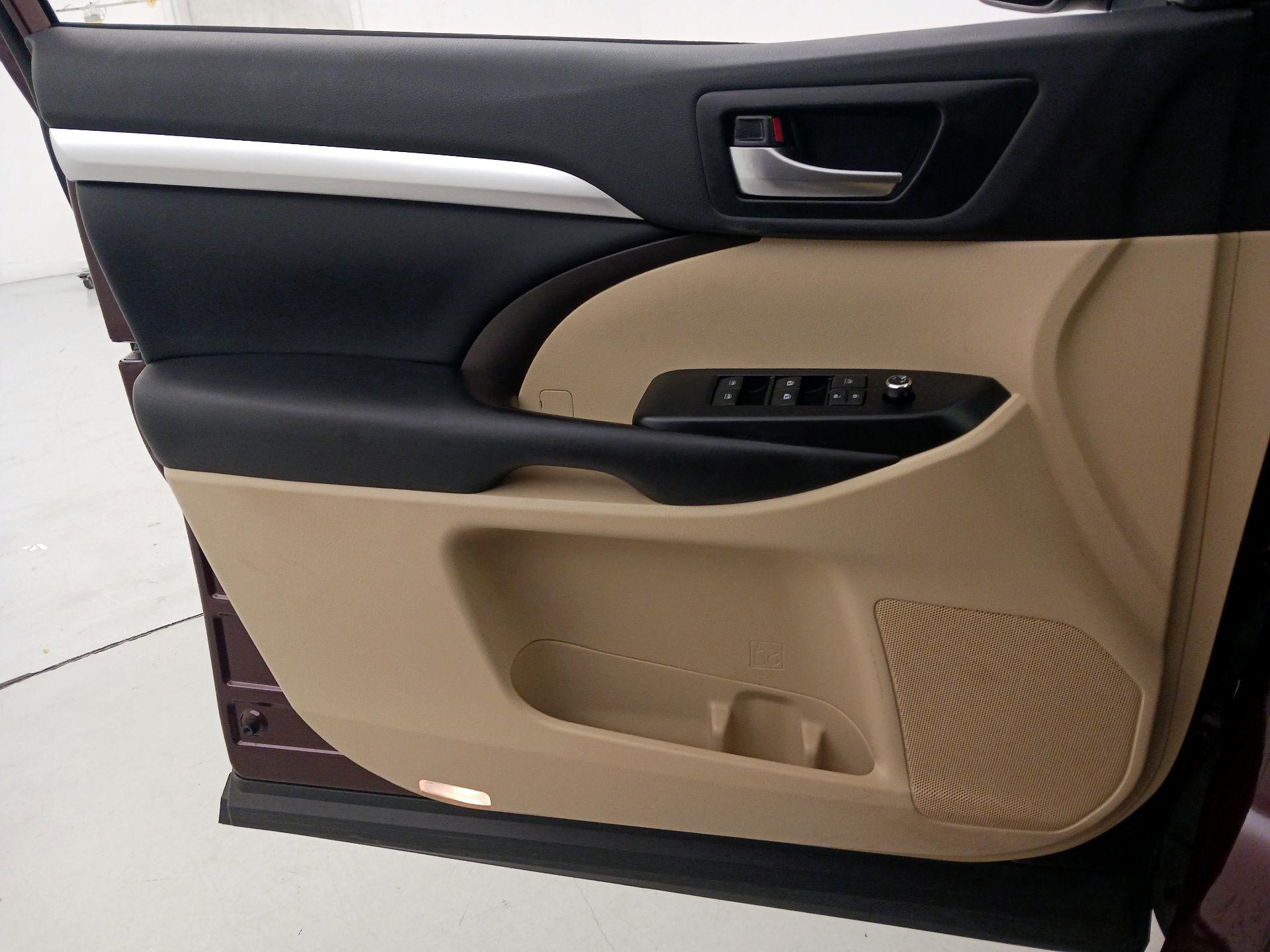 Thumbnail: 2019 Toyota Highlander - 12