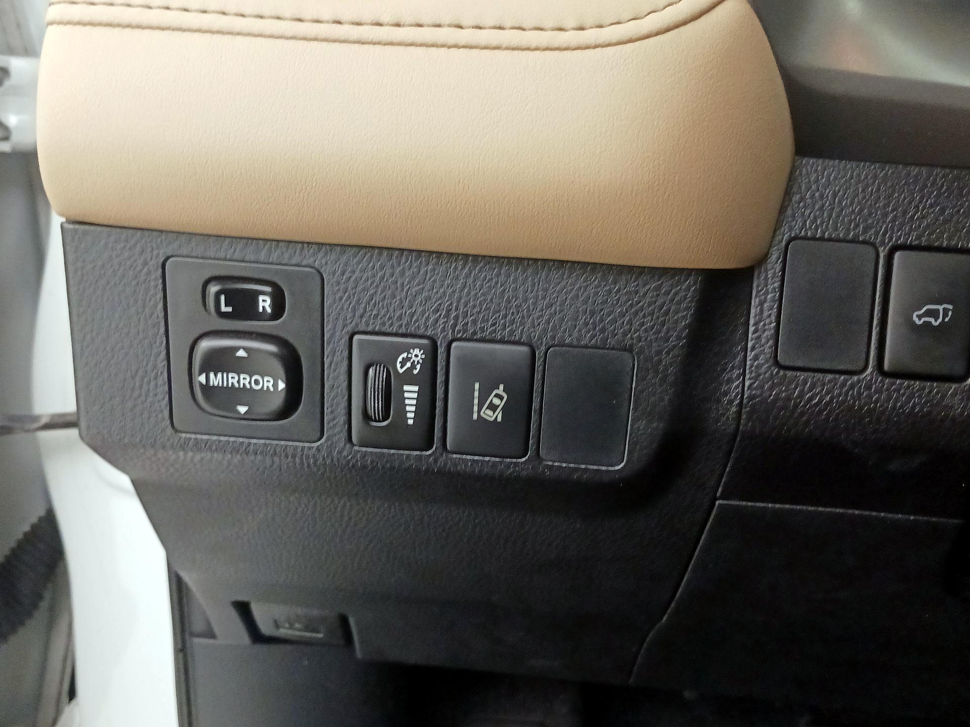 Thumbnail: 2016 Toyota RAV4 - 13