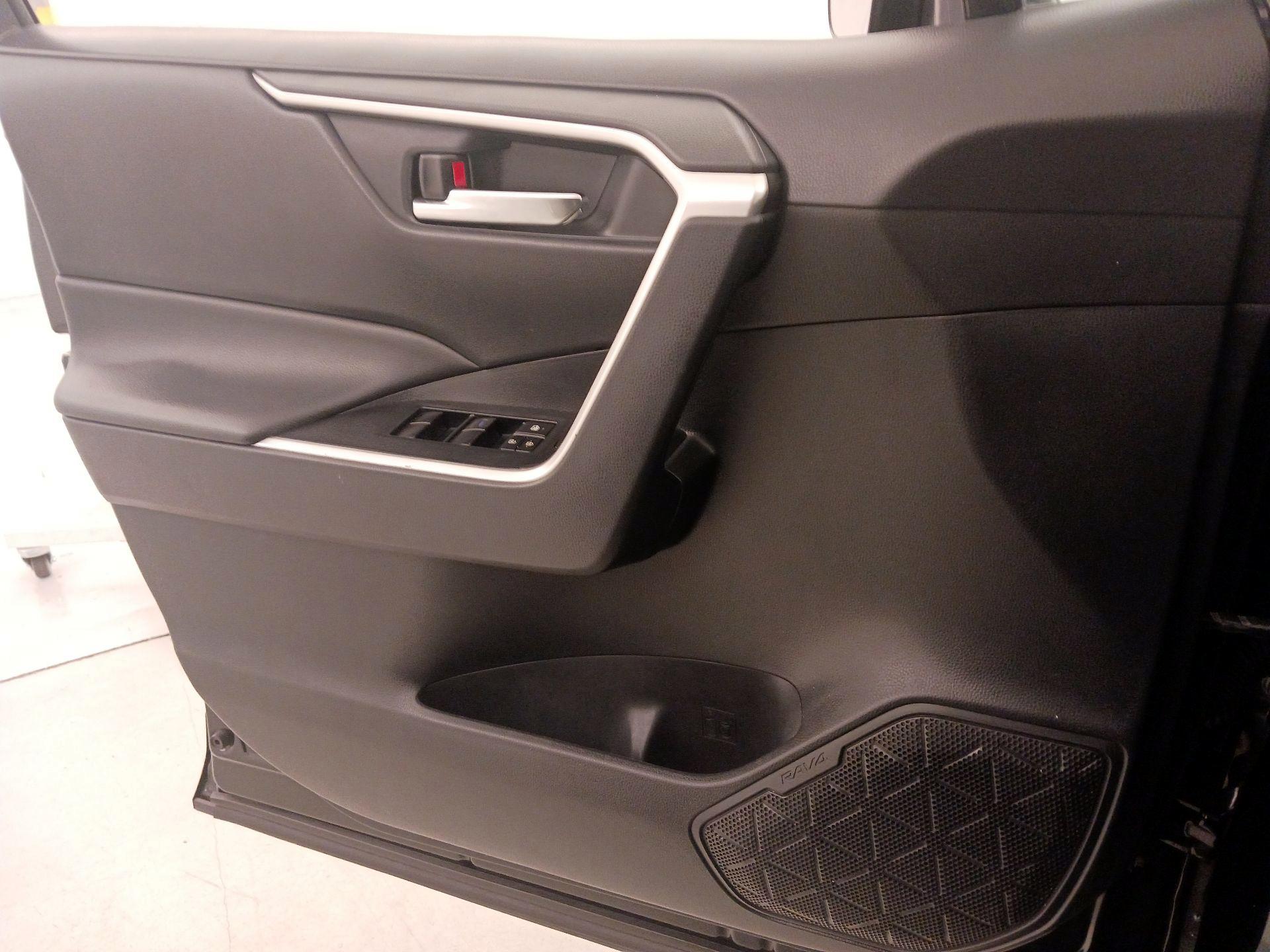 Thumbnail: 2019 Toyota RAV4 - 12