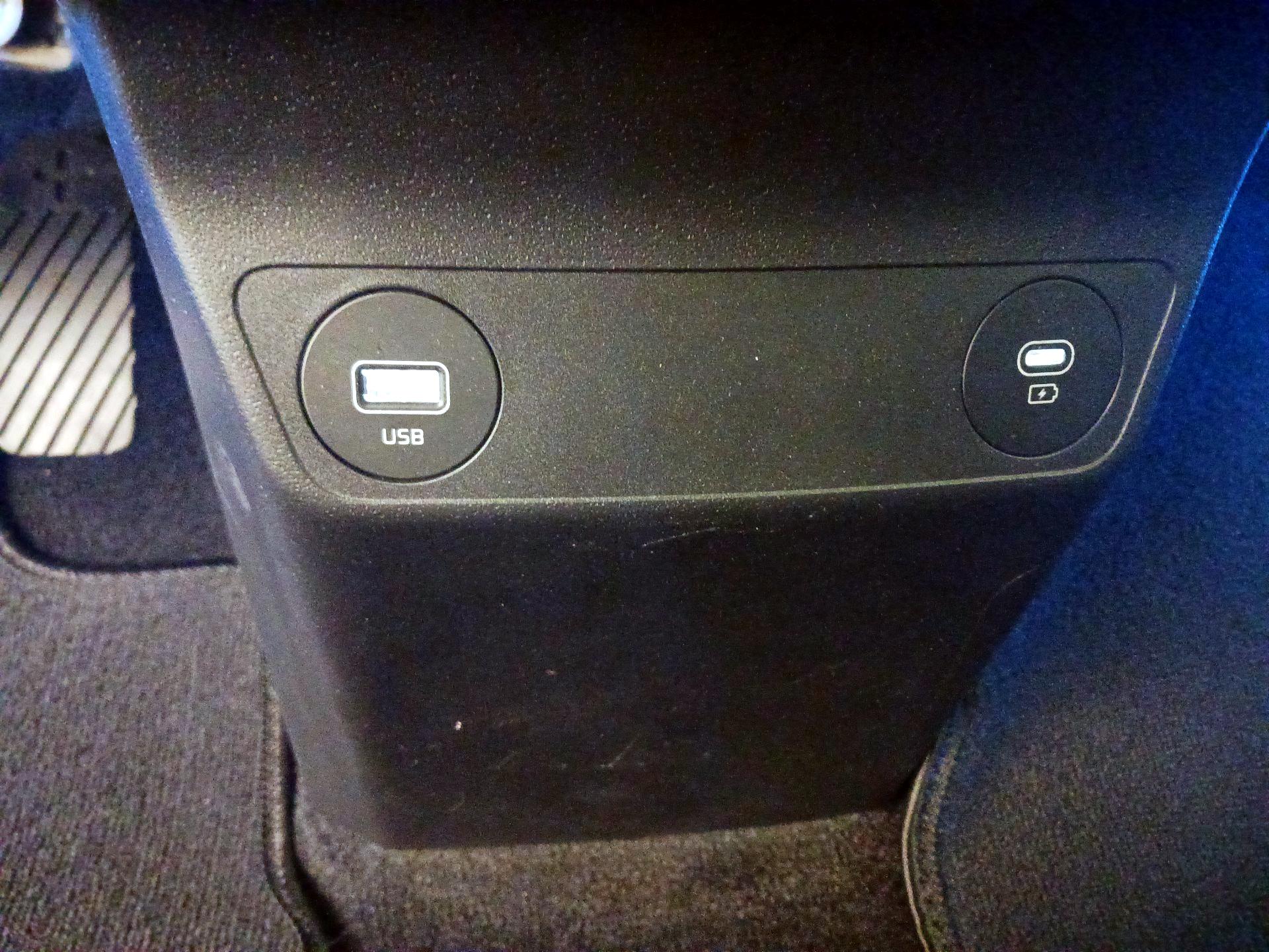 Thumbnail: 2022 Kia EV6 - 19