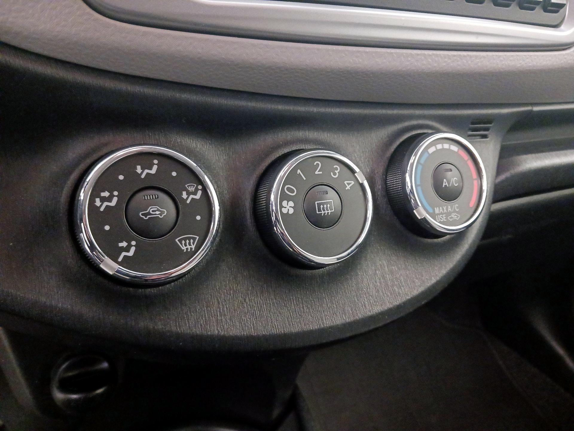 Thumbnail: 2014 Toyota Yaris - 15