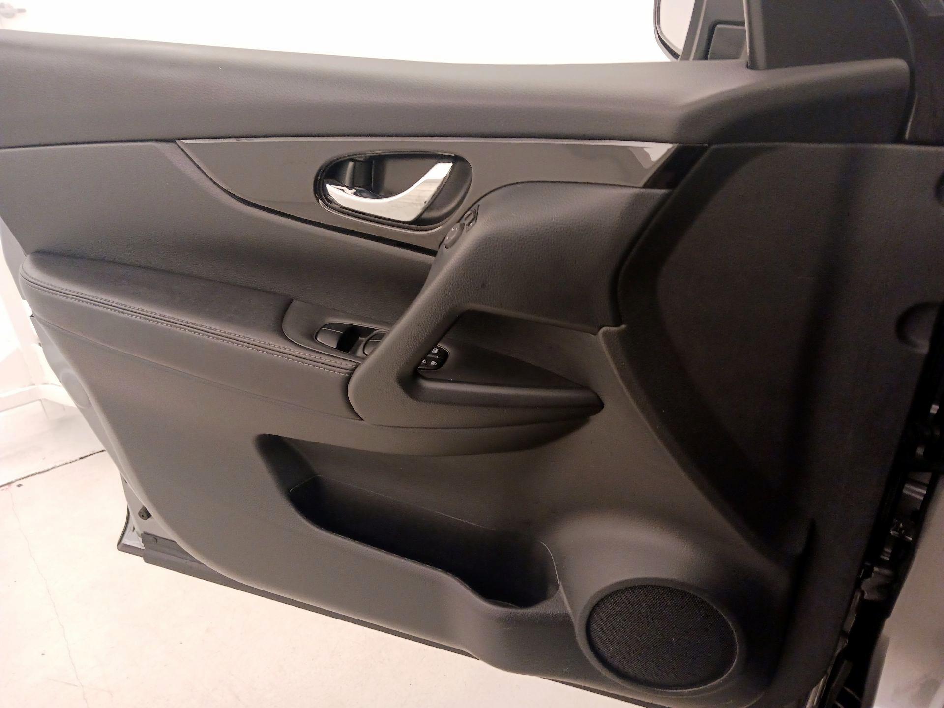 Thumbnail: 2021 Nissan Rogue Sport - 12
