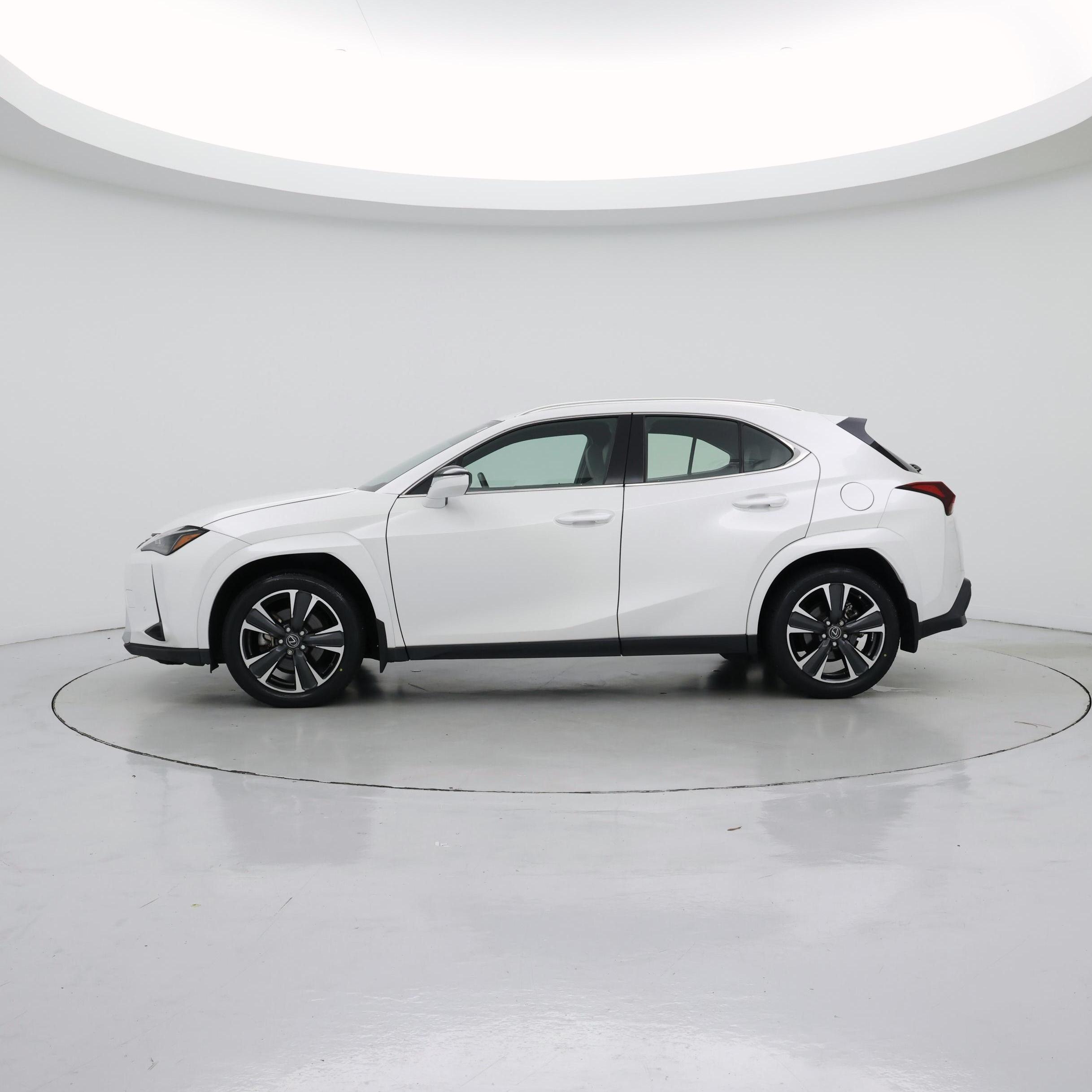 Thumbnail: 2023 Lexus UX - 3