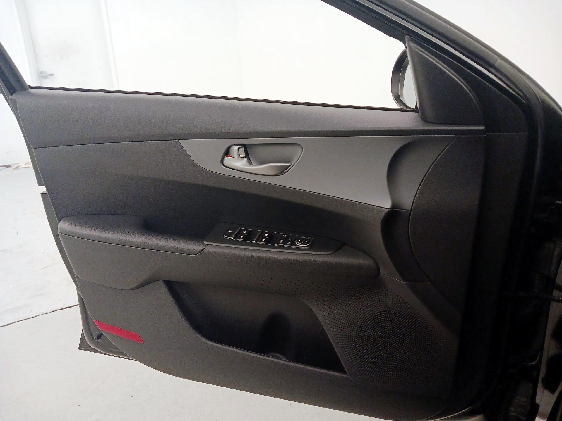 Thumbnail: 2021 Kia Forte - 12