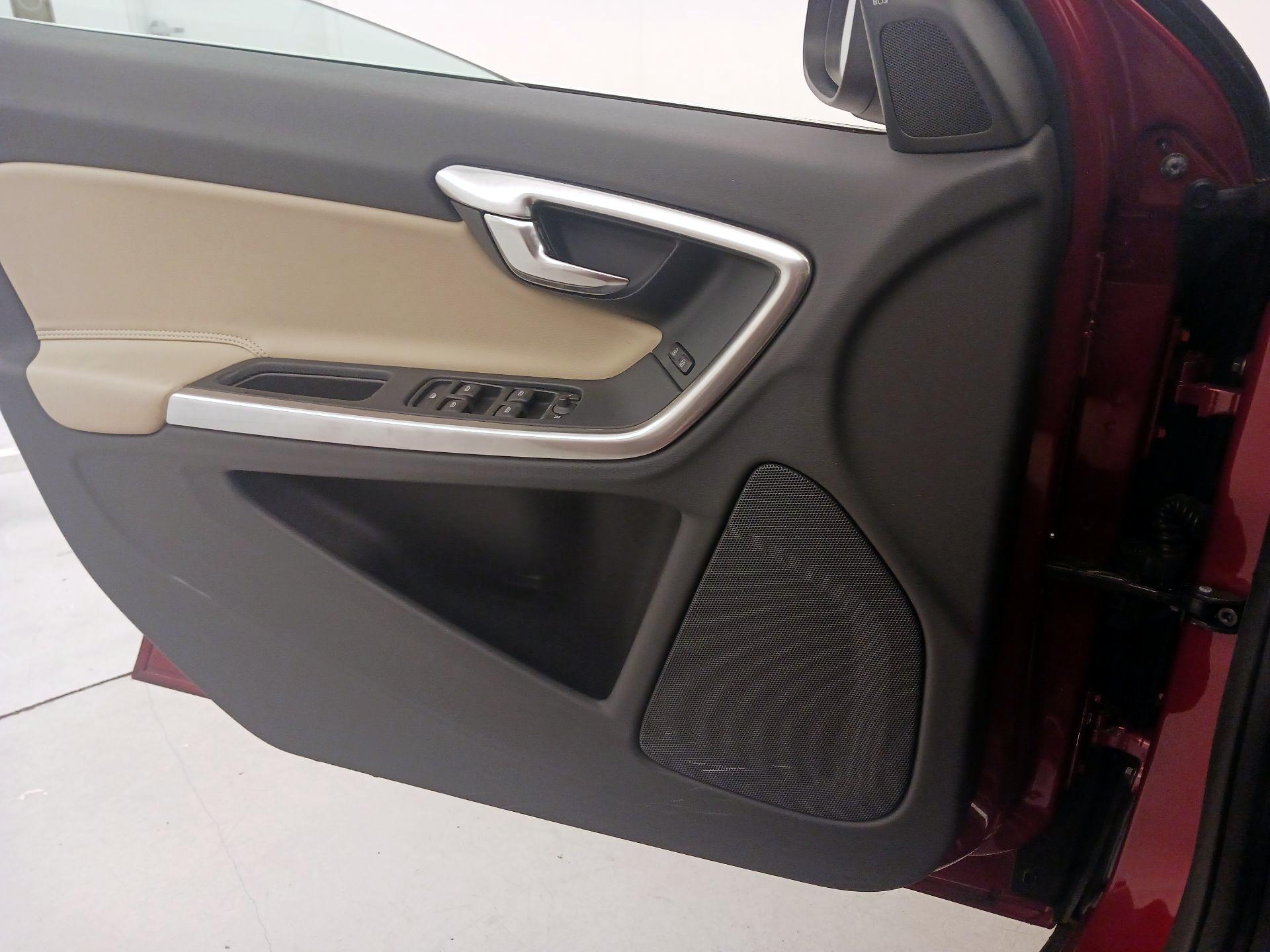 Thumbnail: 2017 Volvo V60 - 12