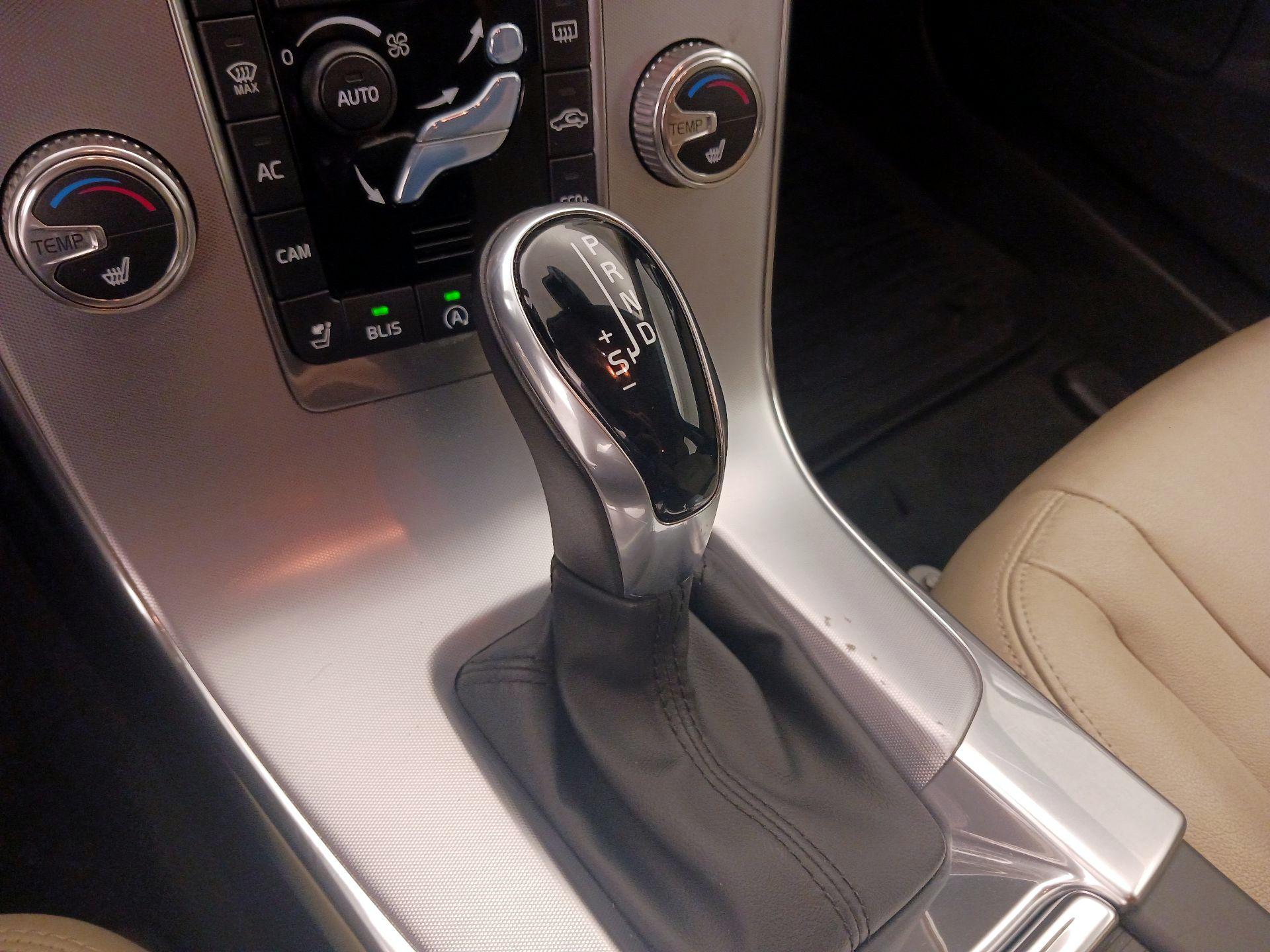 Thumbnail: 2017 Volvo V60 - 18