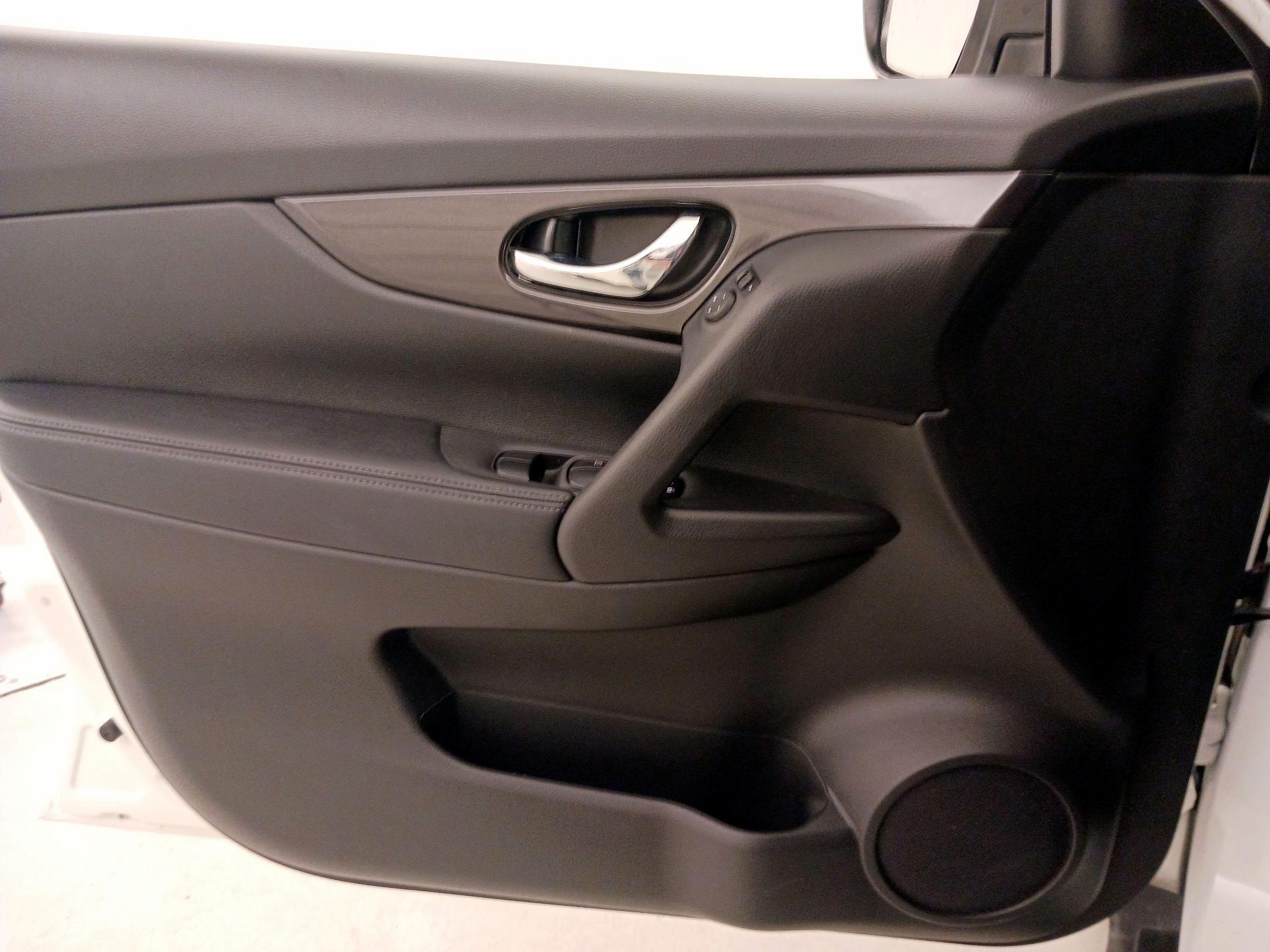 Thumbnail: 2019 Nissan Rogue - 12