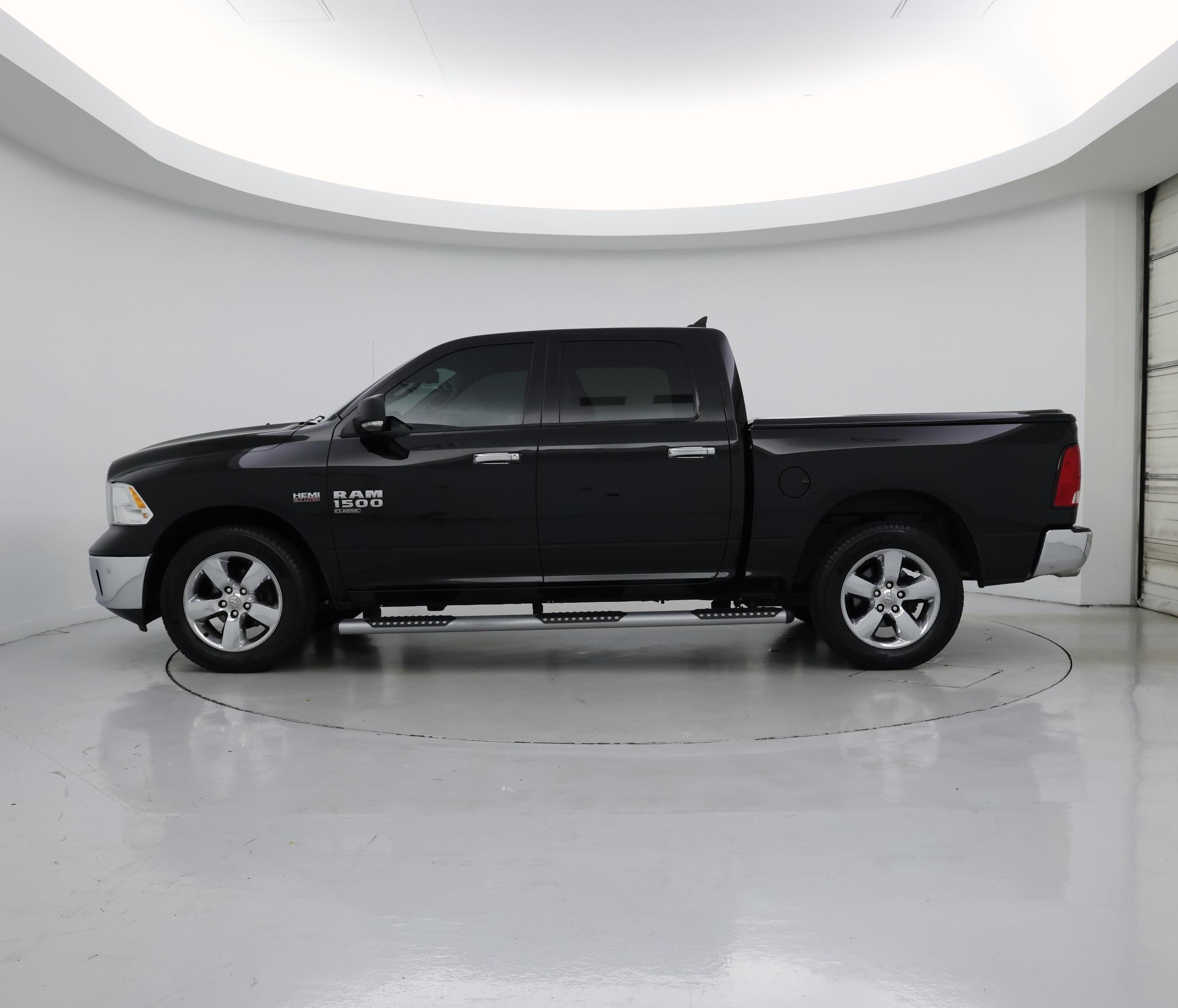 Thumbnail: 2019 RAM 1500 Classic - 3