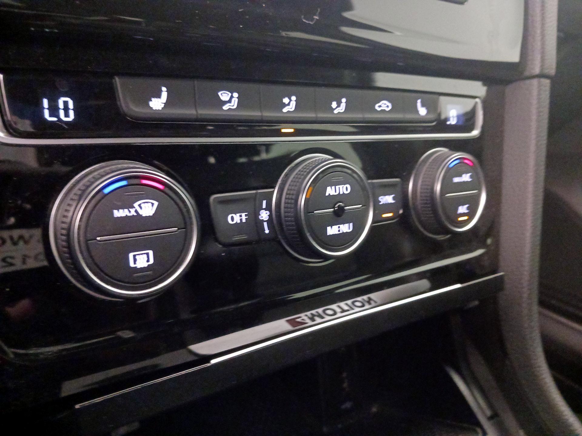 Thumbnail: 2016 Volkswagen Golf - 16