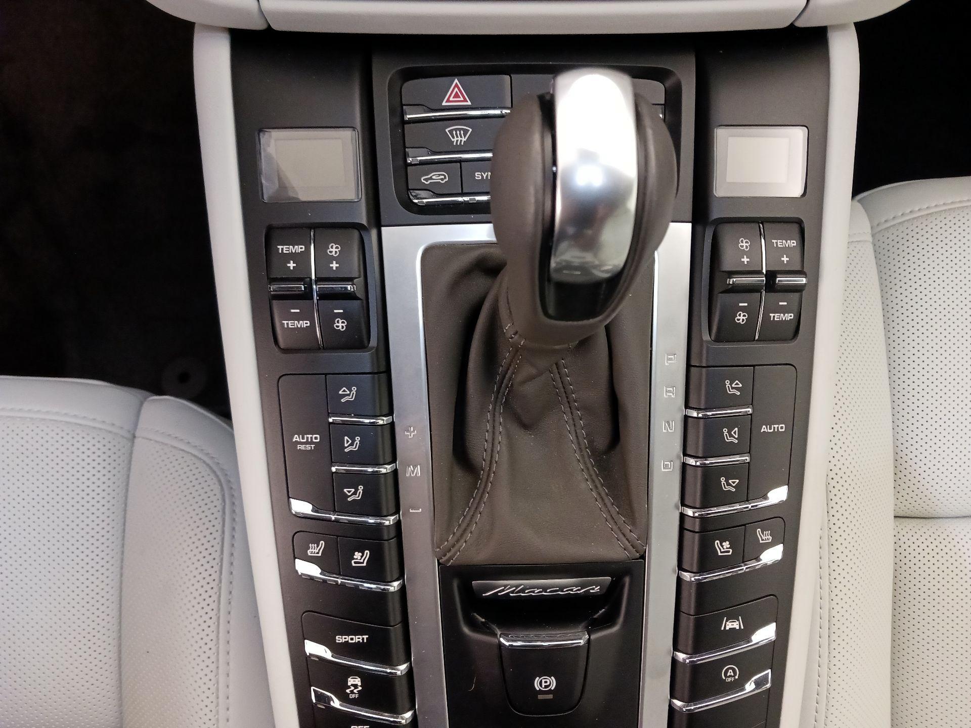 Thumbnail: 2021 Porsche Macan - 18