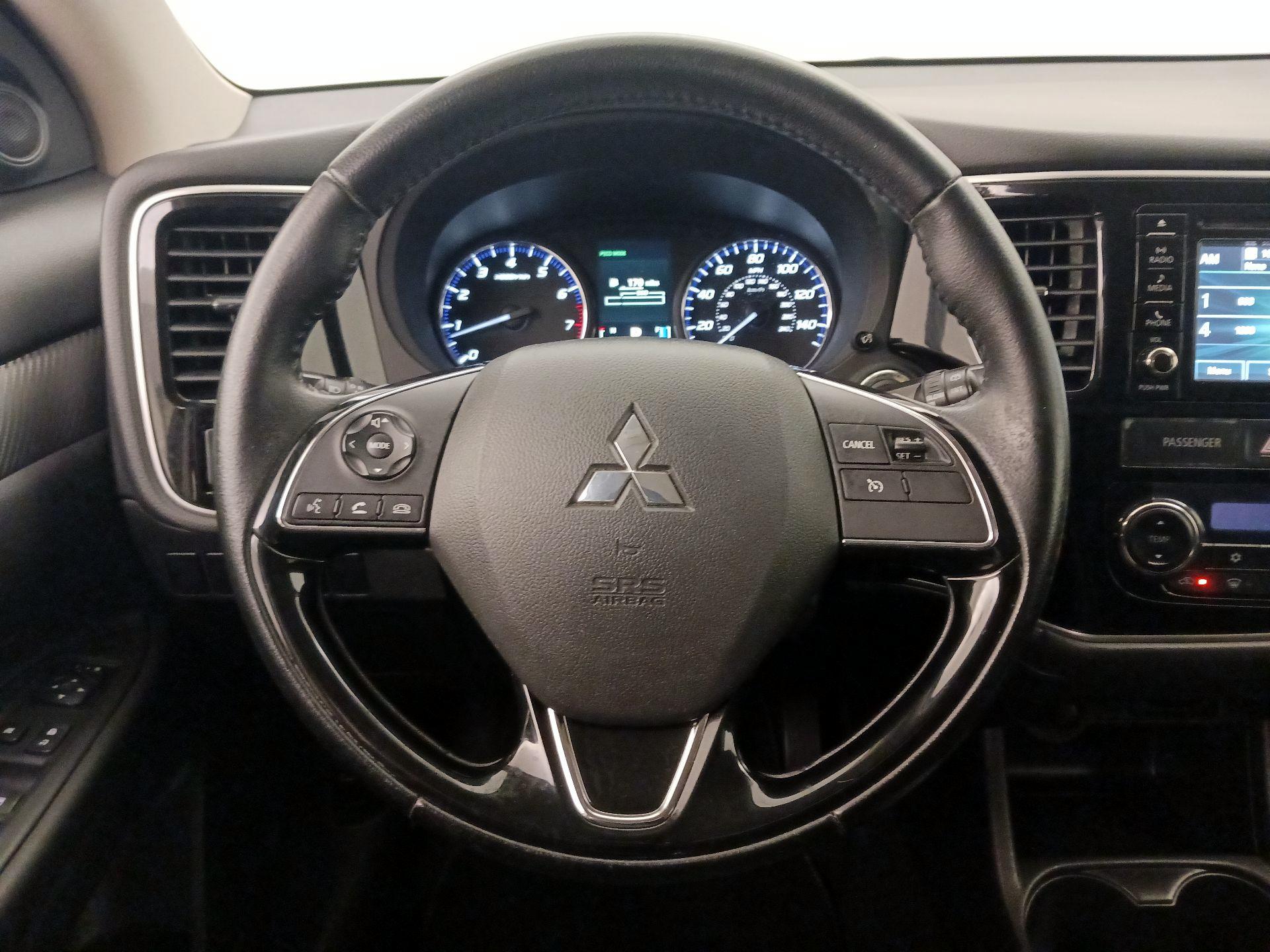Thumbnail: 2016 Mitsubishi Outlander - 10