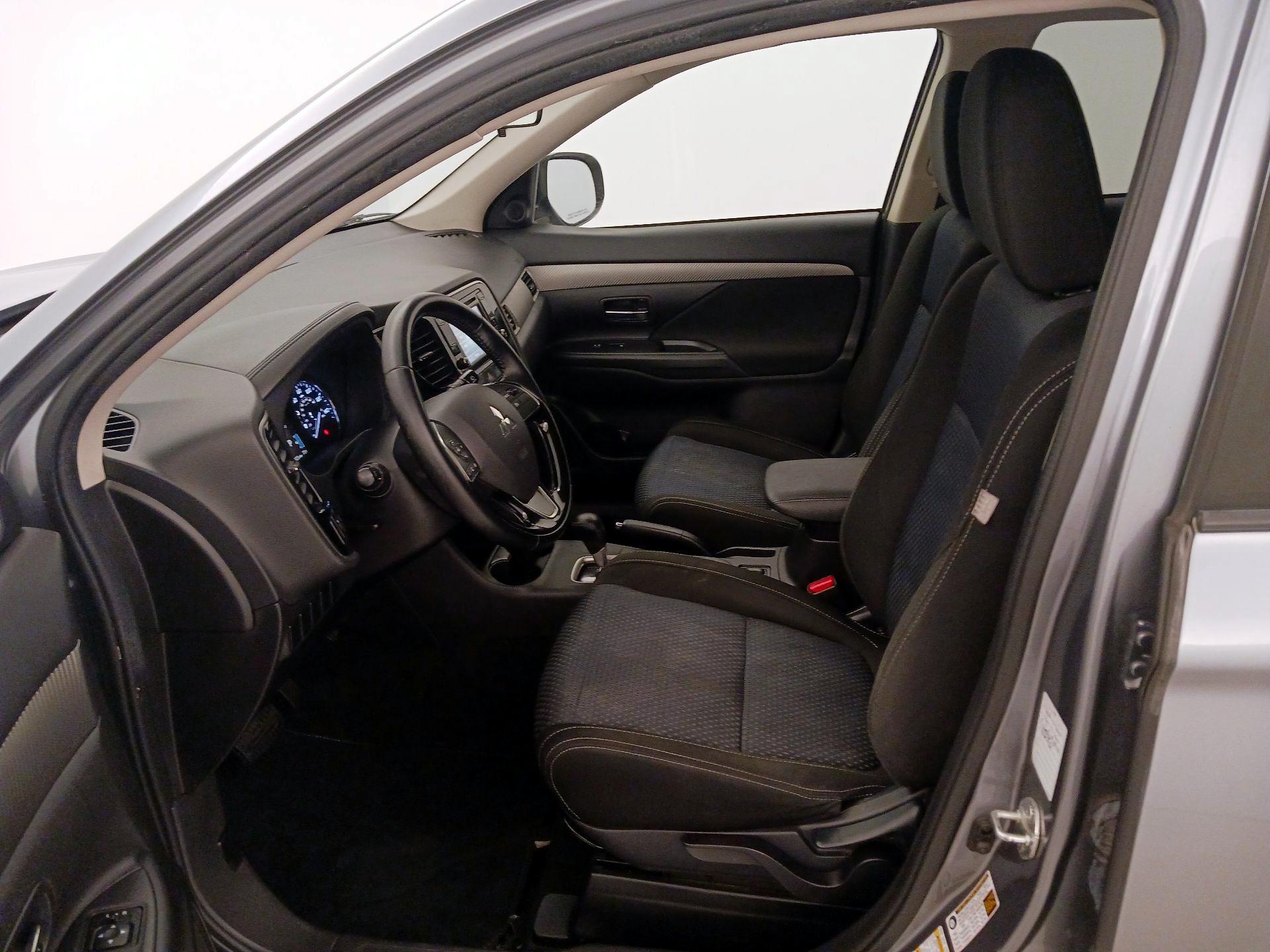 Thumbnail: 2016 Mitsubishi Outlander - 11
