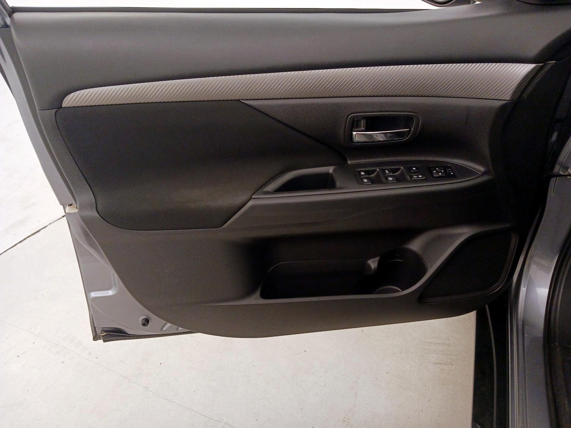 Thumbnail: 2016 Mitsubishi Outlander - 12