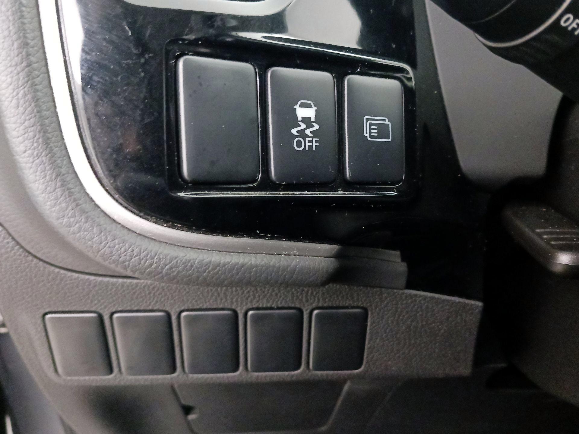 Thumbnail: 2016 Mitsubishi Outlander - 13