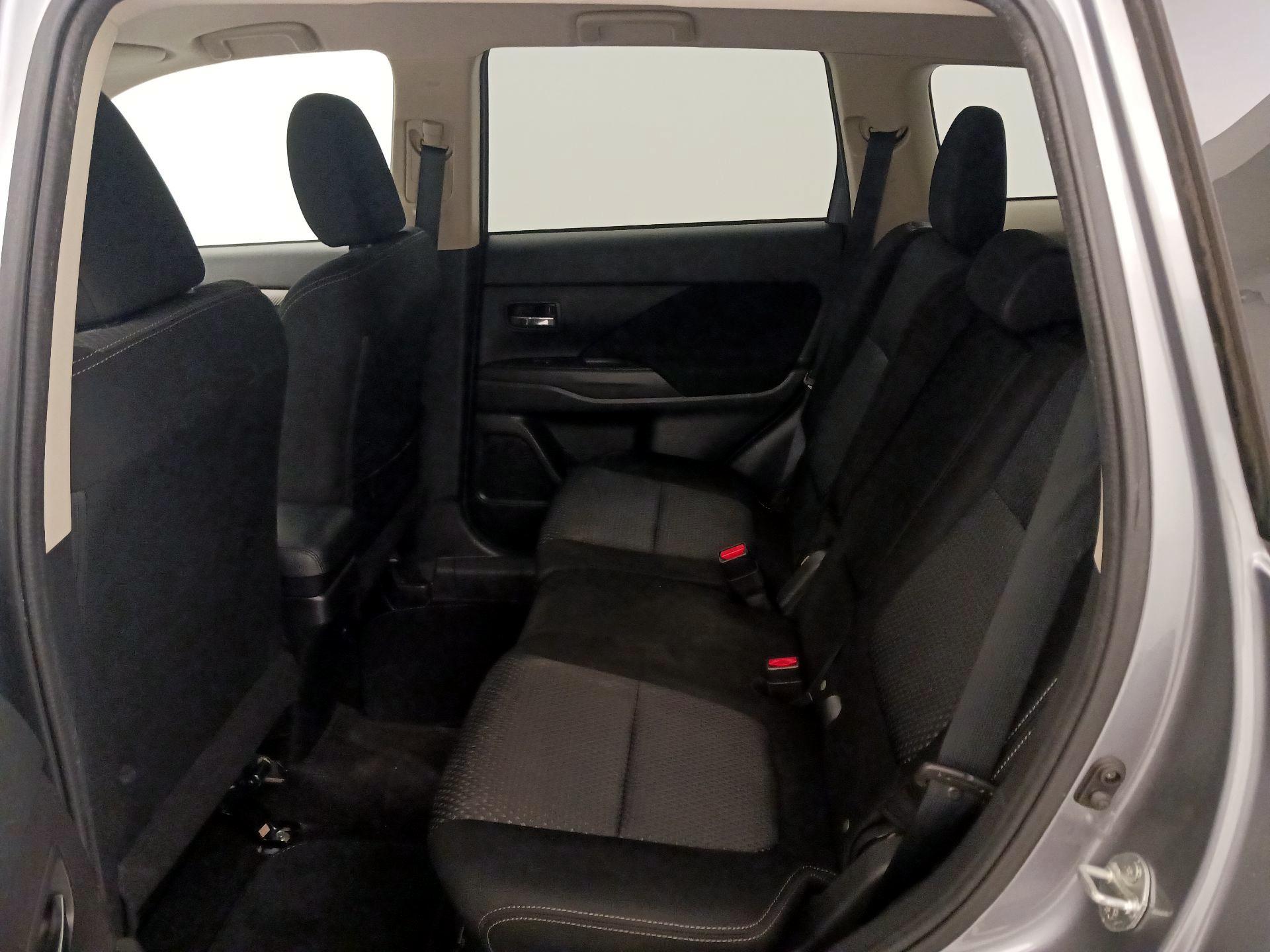Thumbnail: 2016 Mitsubishi Outlander - 19
