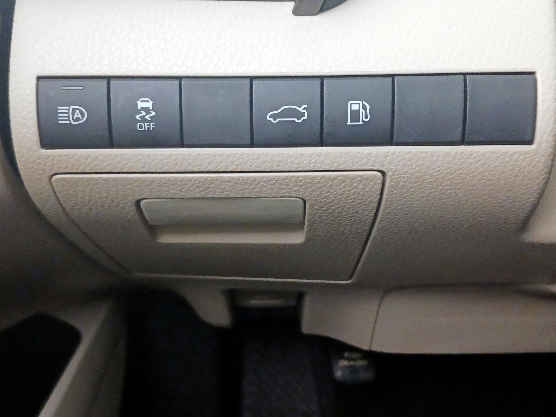 Thumbnail: 2018 Toyota Camry - 13