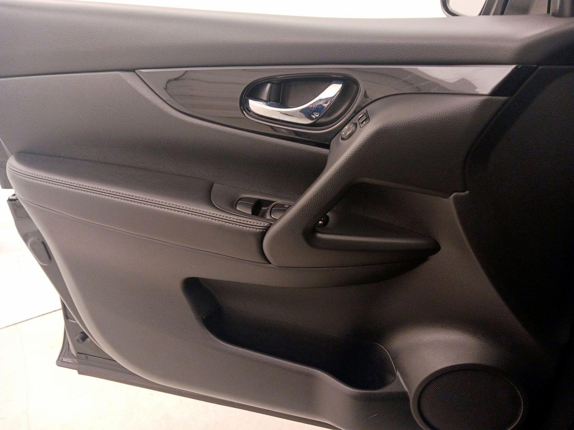 Thumbnail: 2018 Nissan Rogue Sport - 12