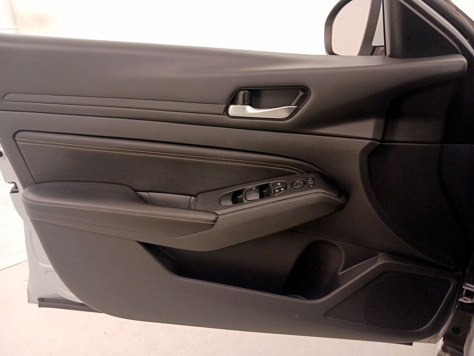 Thumbnail: 2019 Nissan Altima - 12