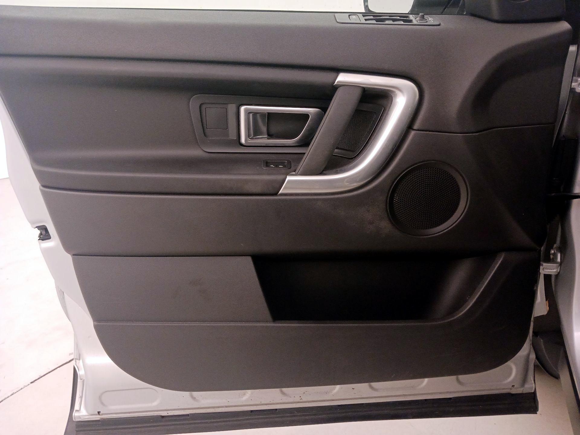 Thumbnail: 2018 Land Rover Discovery Sport - 12