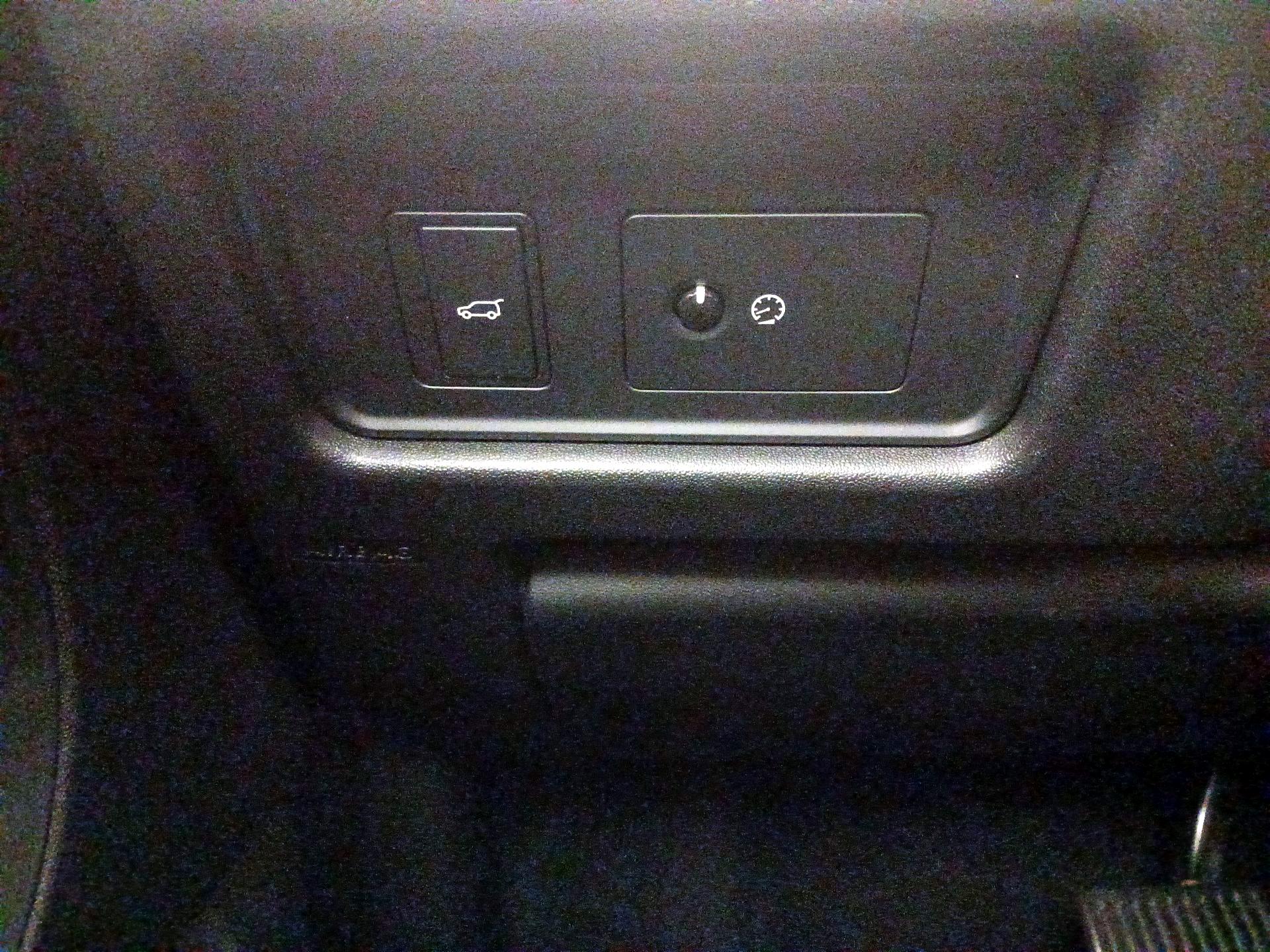 Thumbnail: 2018 Land Rover Discovery Sport - 13